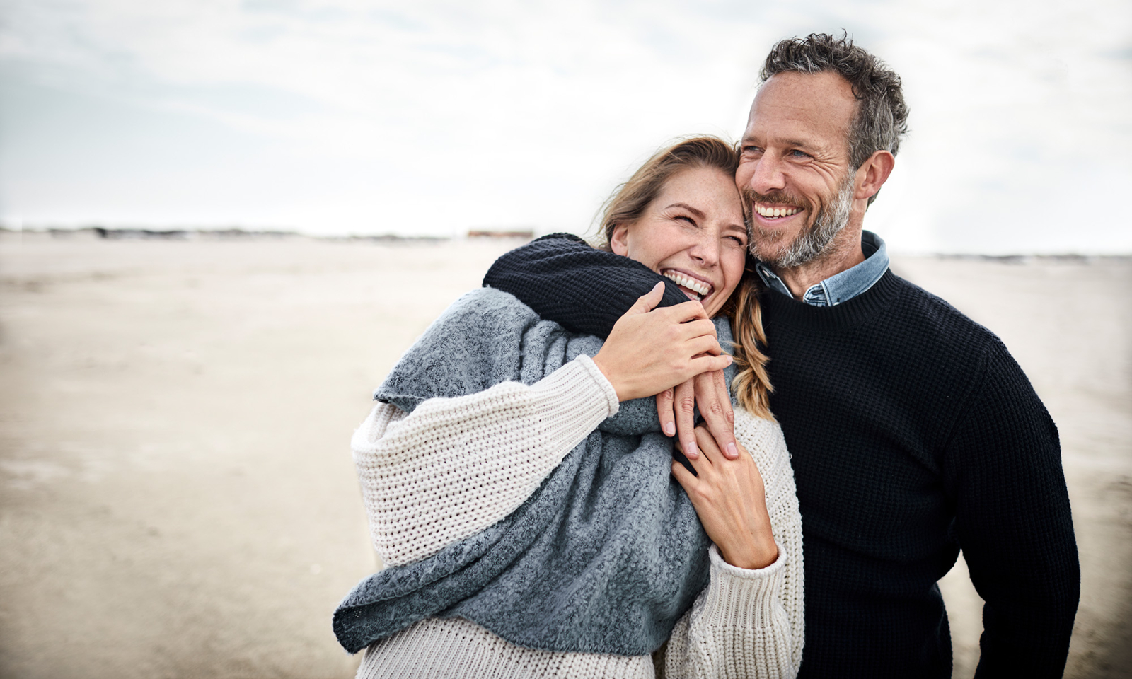 Zakochana para na spacerze na plaży