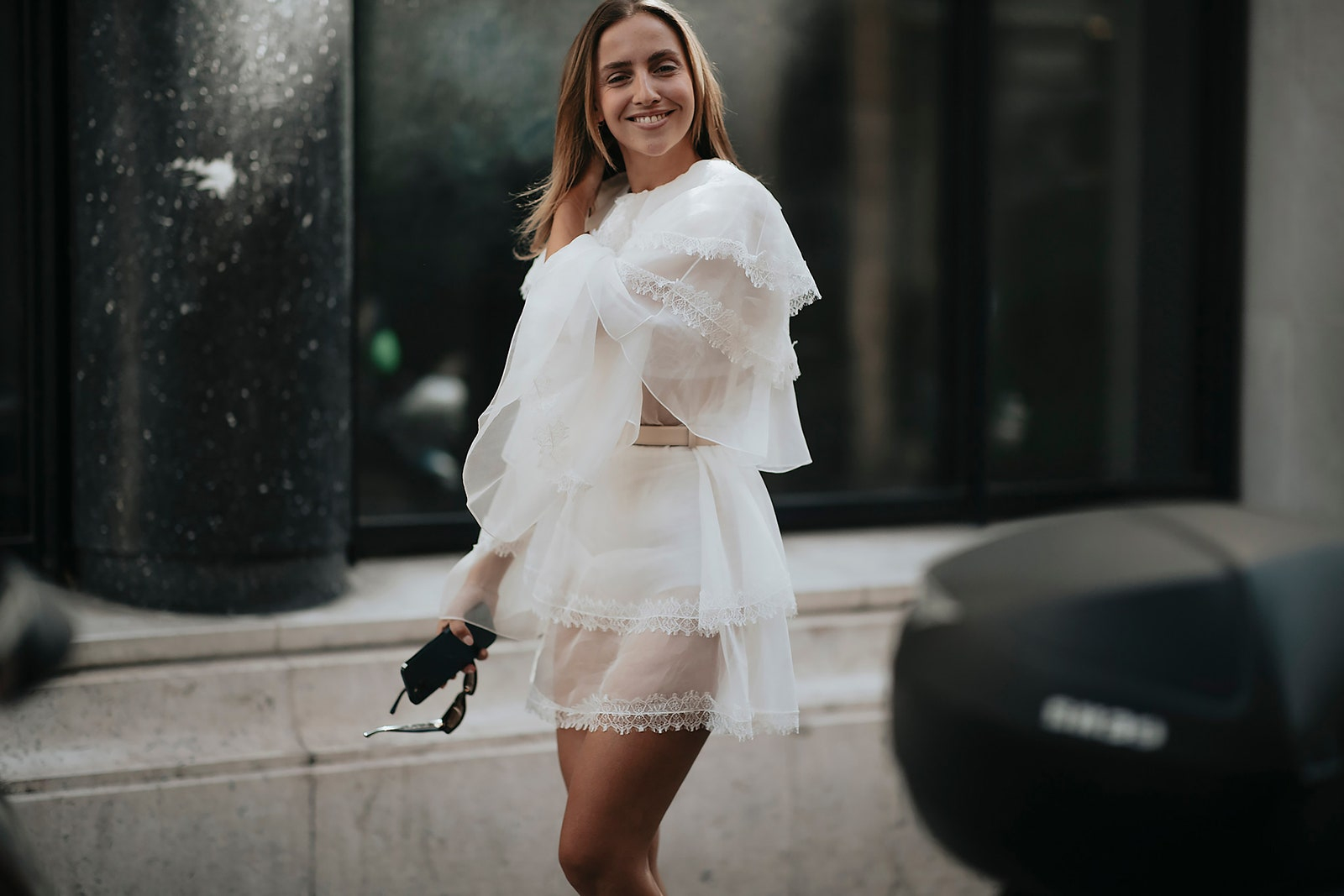 Długa bluzka boho z przezroczystą białą spódnicą (Fot. Launchmetrics / Spotlight)
