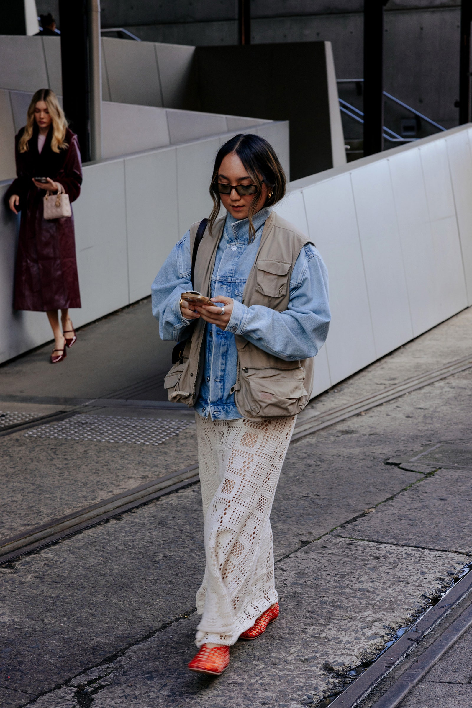 Przezroczyste białe spódnice maxi z koszulami z denimu to popularny look w street style’u (Fot. Liz Sunshine)