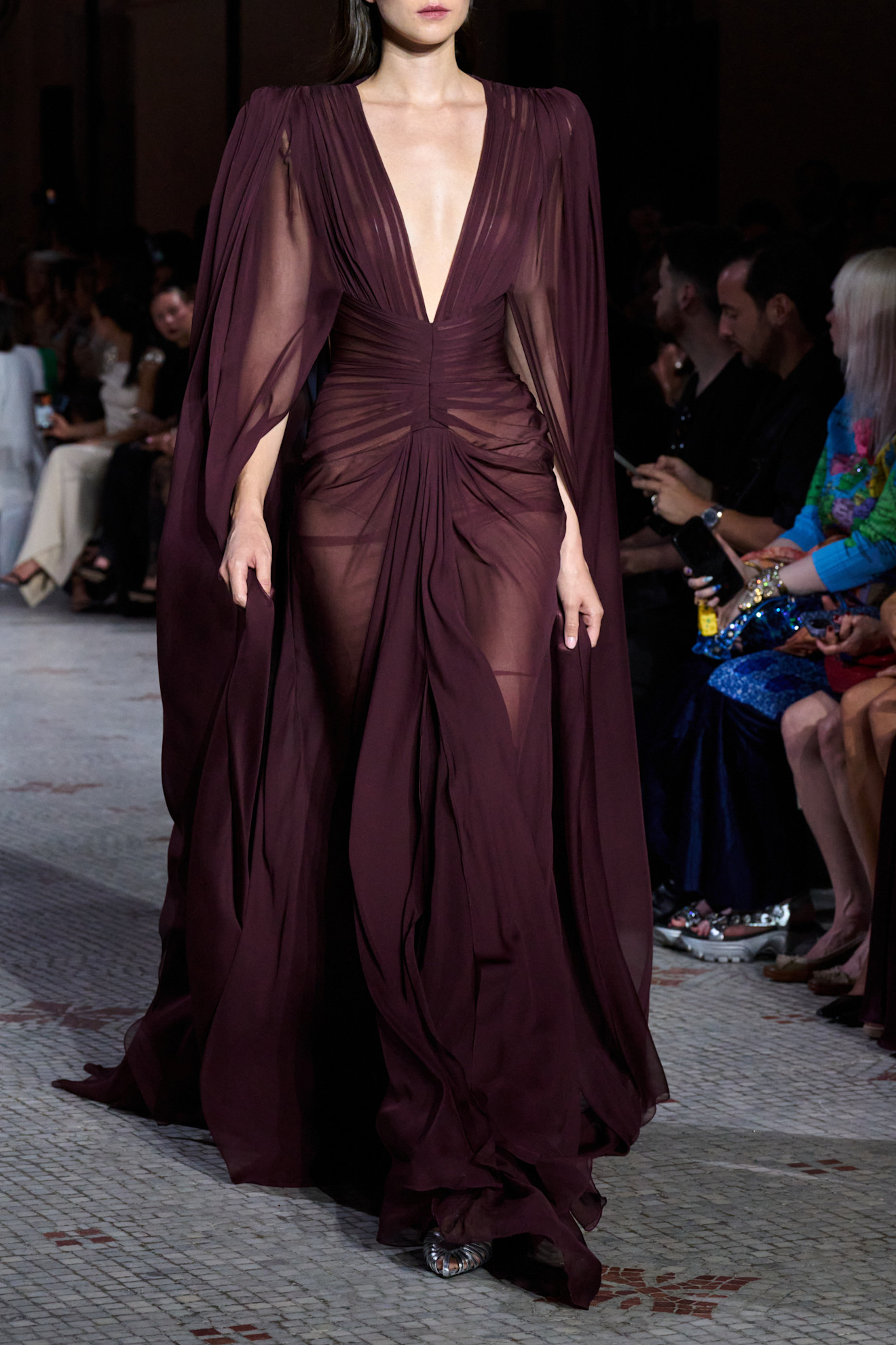 Burgundowa suknia maxi z głębokim dekoltem Zuhair Murad