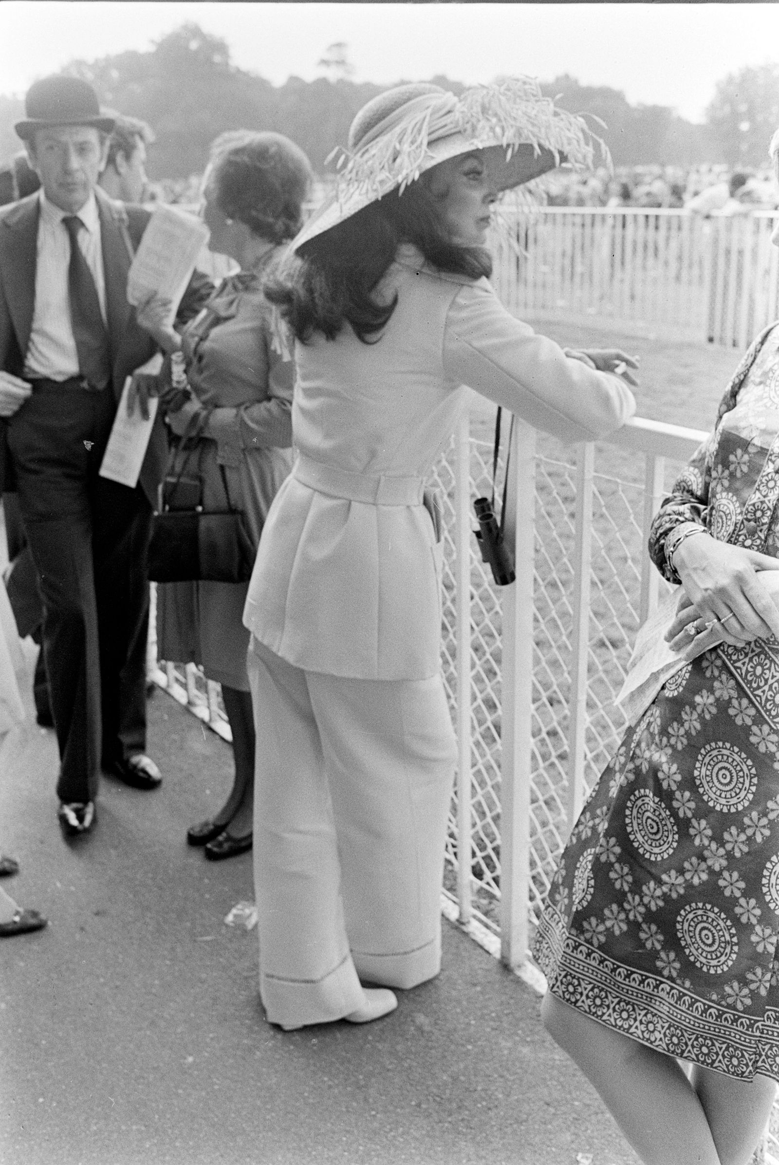 Aktorka Maria Felix w białych botkach, spodniach palazzo oraz kapeluszu z piórami