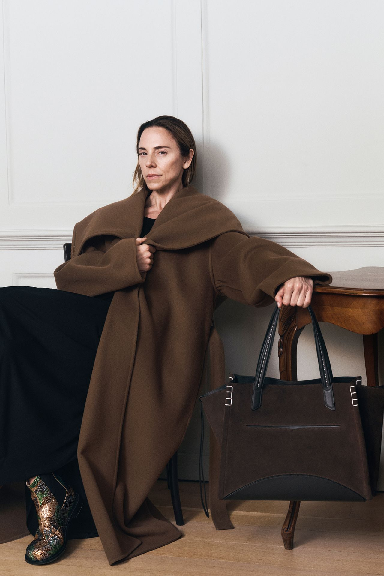 Mel C w brązowym płaszczu i z zamszową torebką kampanii JW Andersona