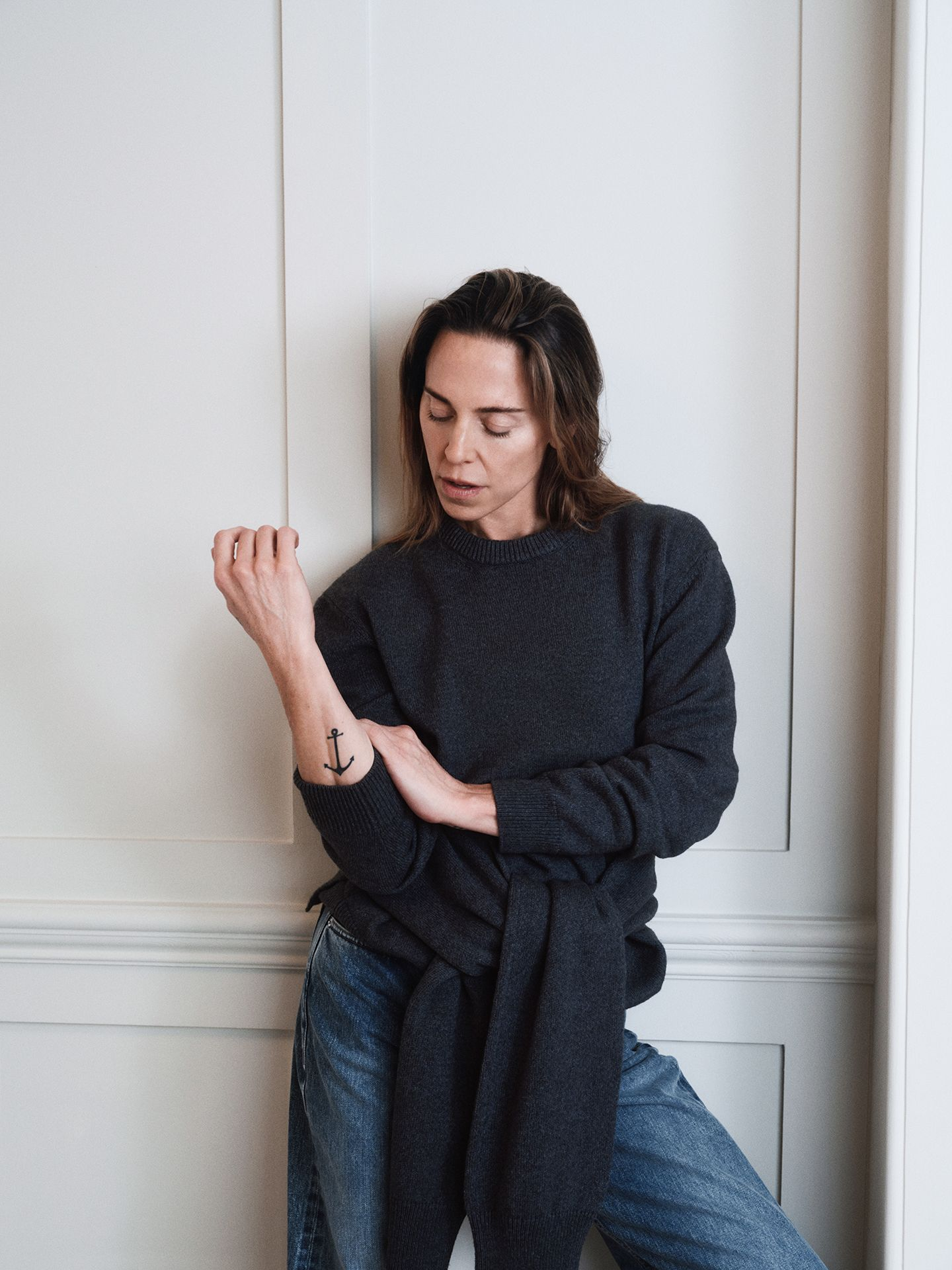 Mel C w szarym swetrze oraz jeansach w kampanii JW Andersona