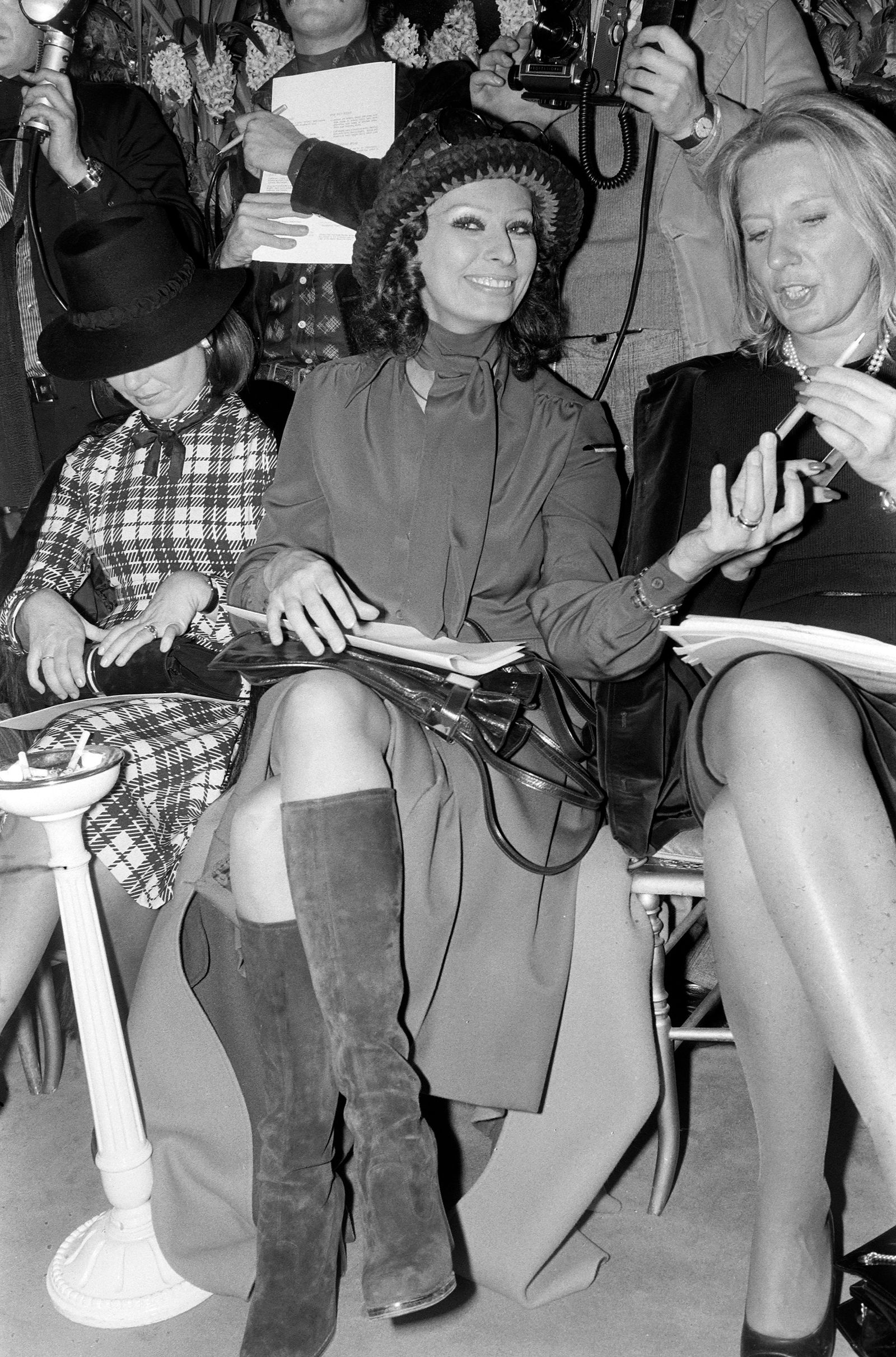 Aktorka Sophia Loren w zamszowych kozakach za kolano i kapeluszu na pokazie kolekcji Diora haute couture