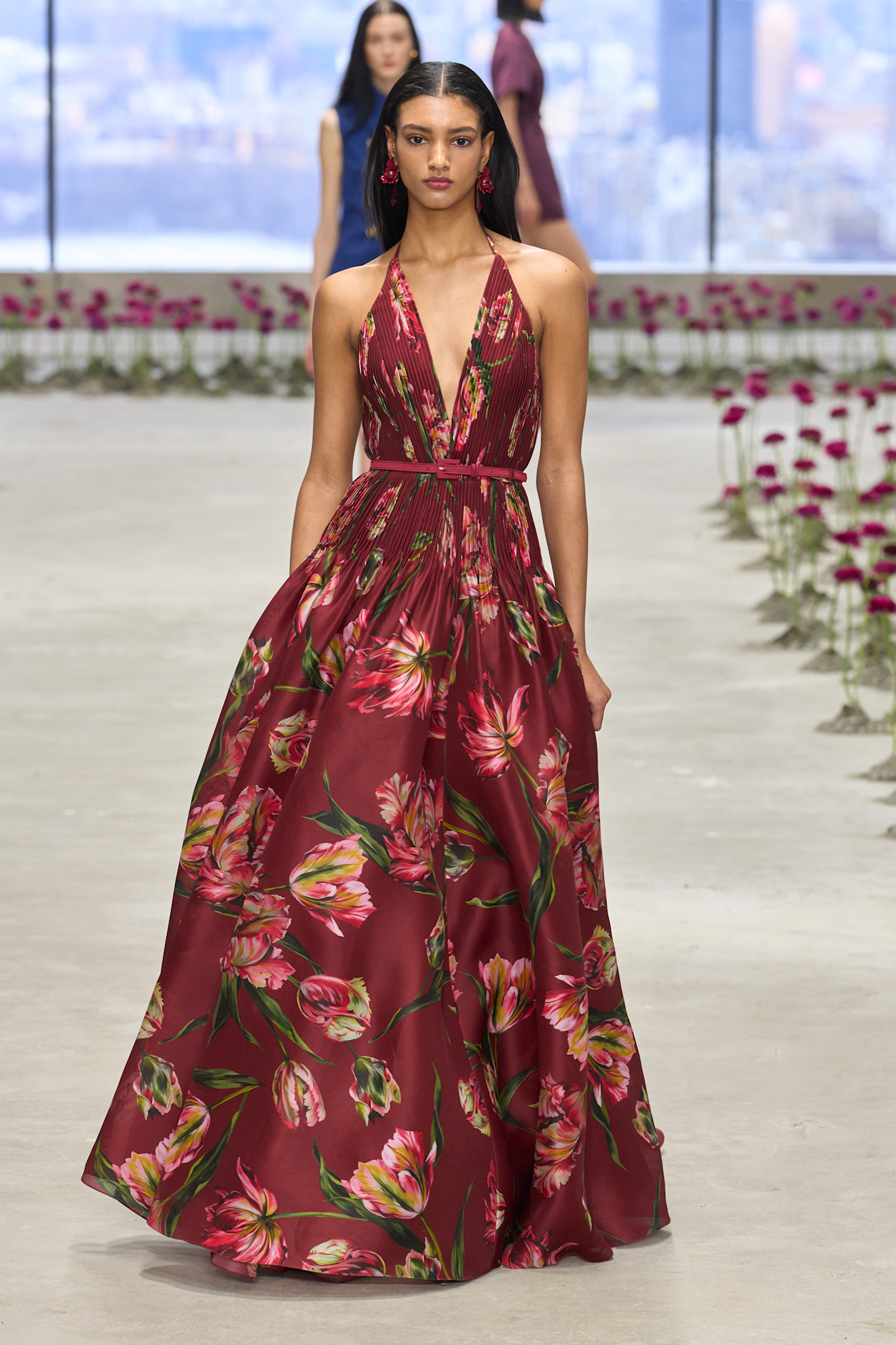 Suknia maxi w kwiaty Caroliny Herrery