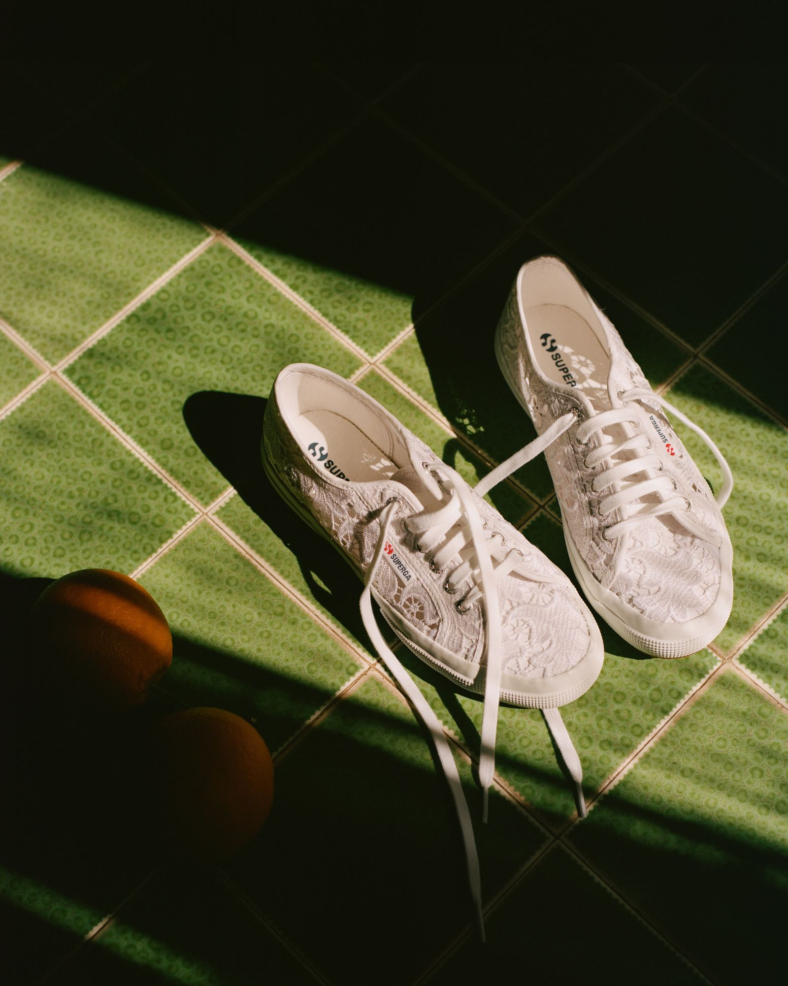 Białe trampki Superga z koronką