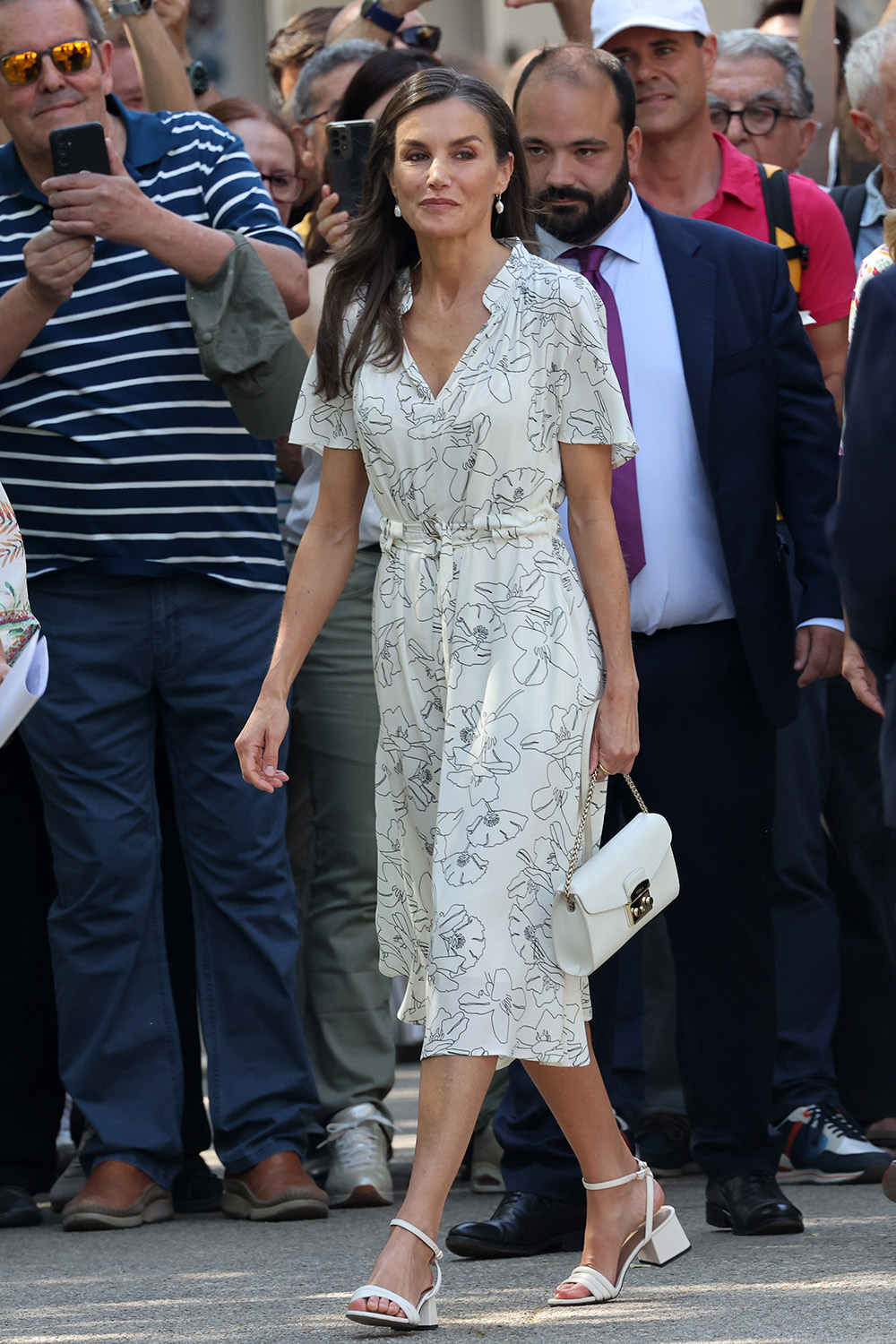 Eleganckie buty do sukienki w kwiaty mogą być wygodne. Szeroki obcas sprawia, że monarchini czuje się swobodnie, a jednocześnie prezentuje się z klasą. Fot. Jose Ruiz/Europa Press via Getty Images