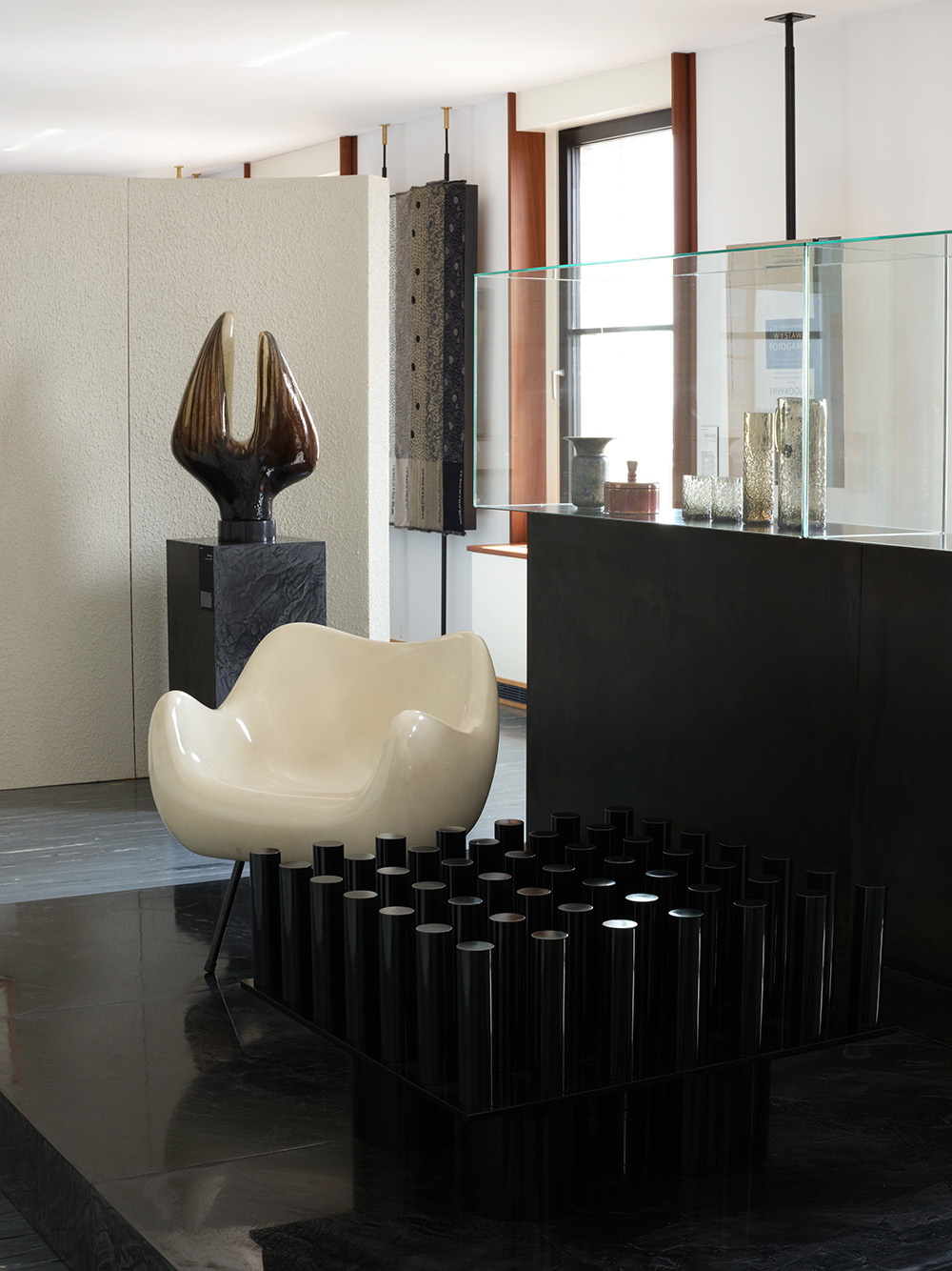 Marek Bimer, Birgus Latro; Roman Modzelewski, RM58; Ania Jaworska, Module 2B Coffee Table, W. Sawczuk, Z. Horbowy, W.Sarnecki, Szkło; Fot.&nbsp;Adrien Dirand&nbsp;