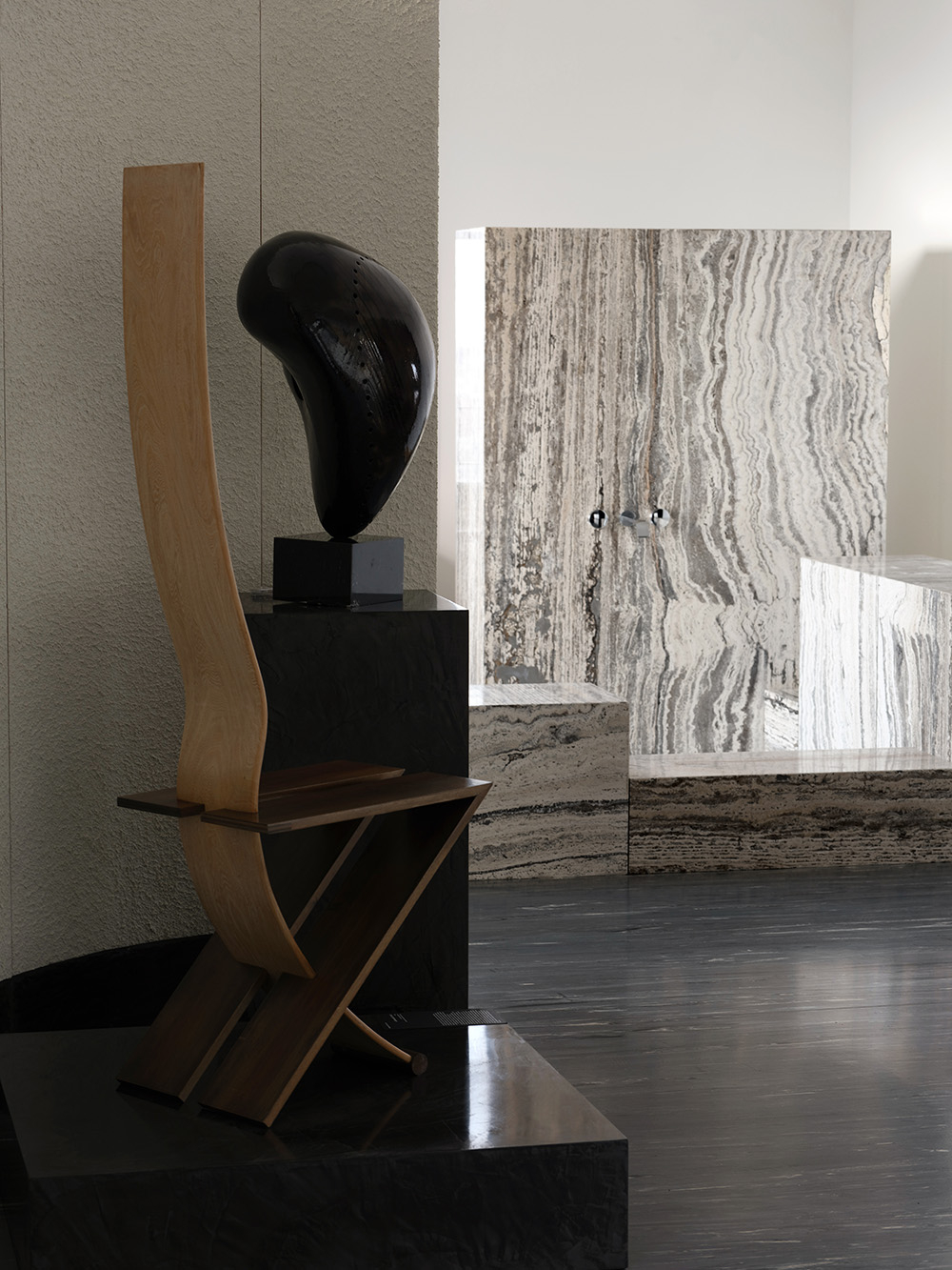 Aleksander Kuczma, Aleksander K Chair; Marek Bimer, Homage a Lucio Fontana, Fot.&nbsp;Adrien Dirand&nbsp;