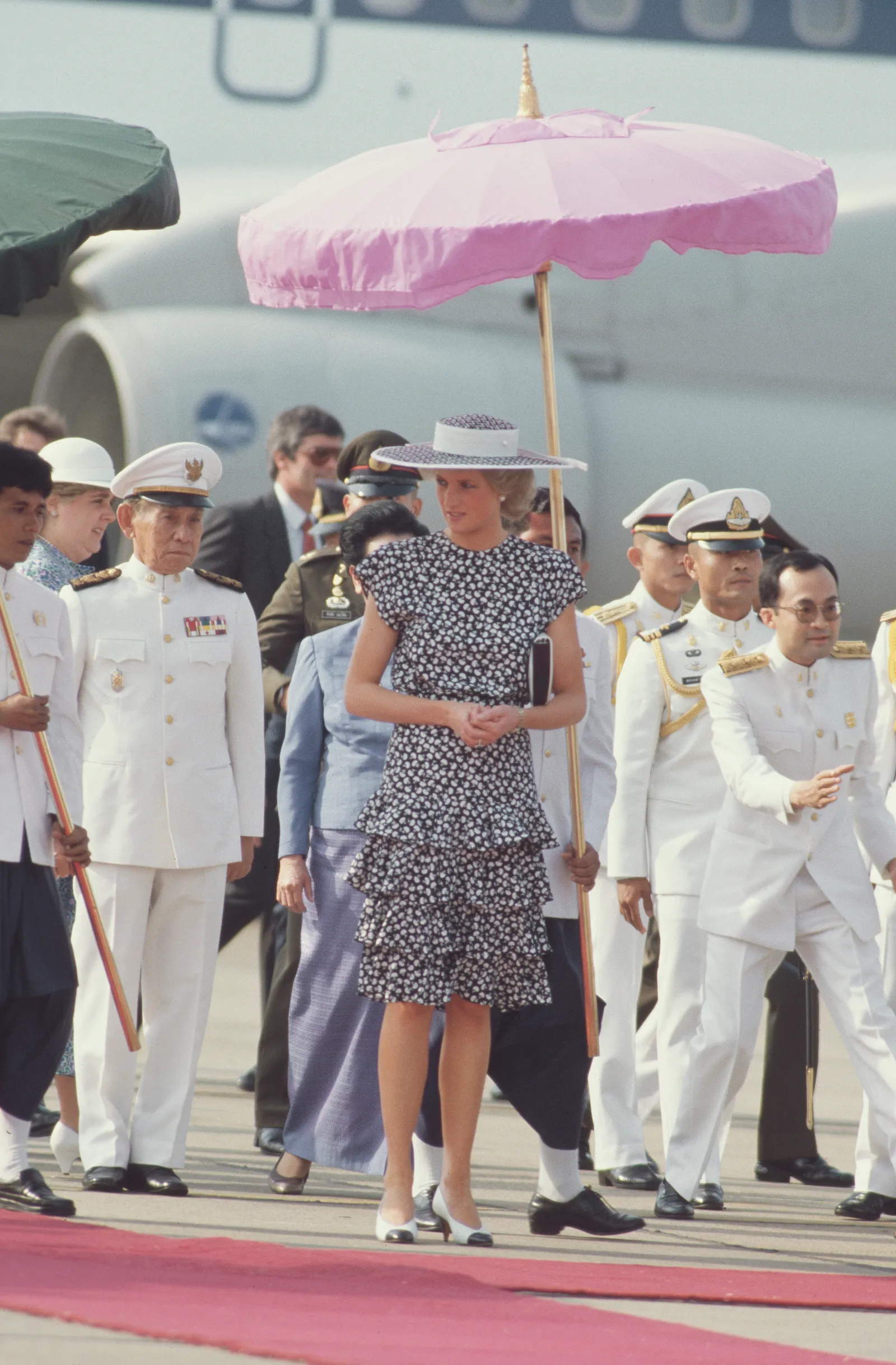 Księżna Diana w dwukolorowych czółenkach, lata 80. (Fot. Getty Images)
