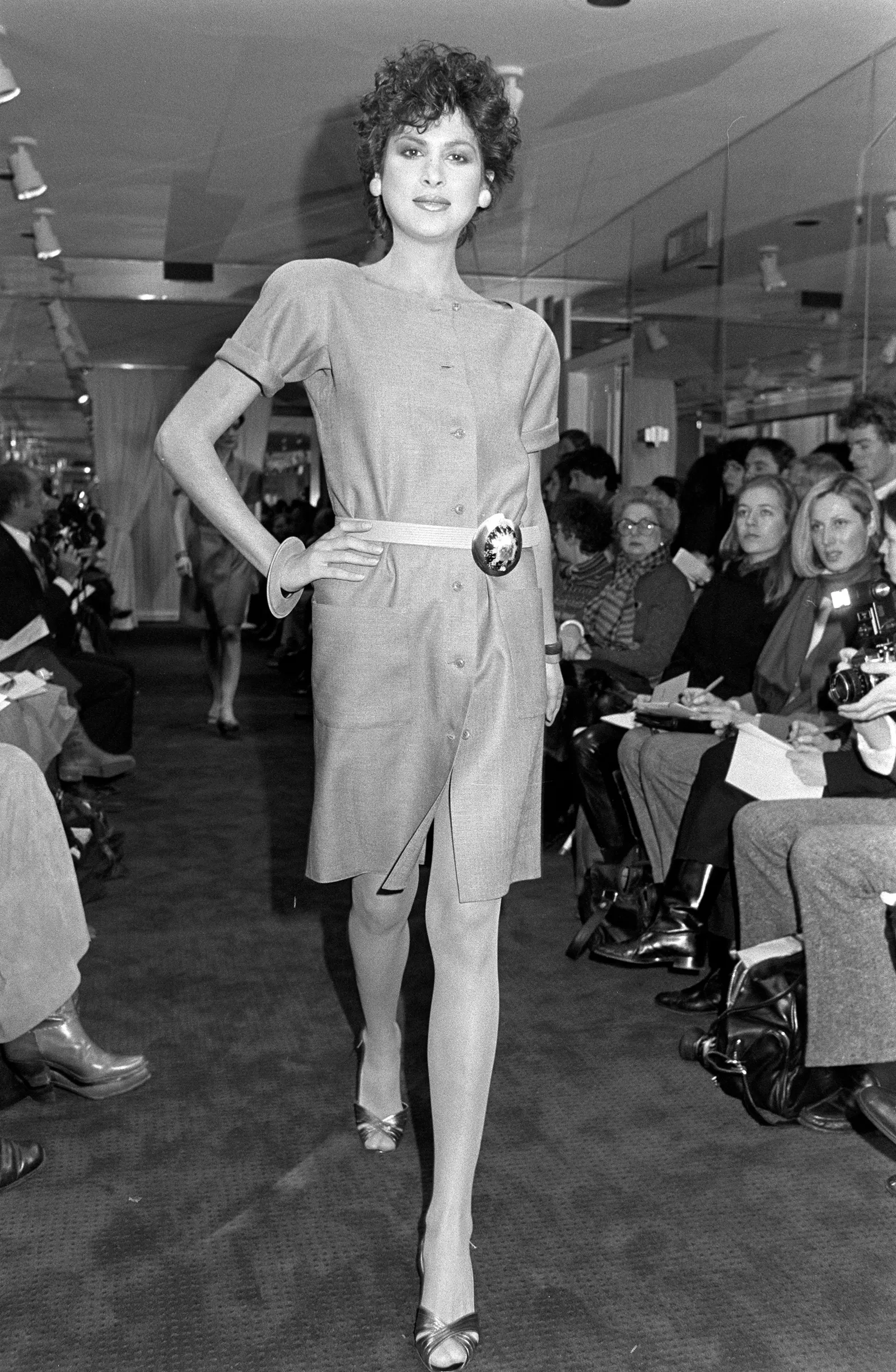 Model z kolekcji wiosna-lato 1986, Emanuel Ungaro.  (Fot. WWD / Getty Images)