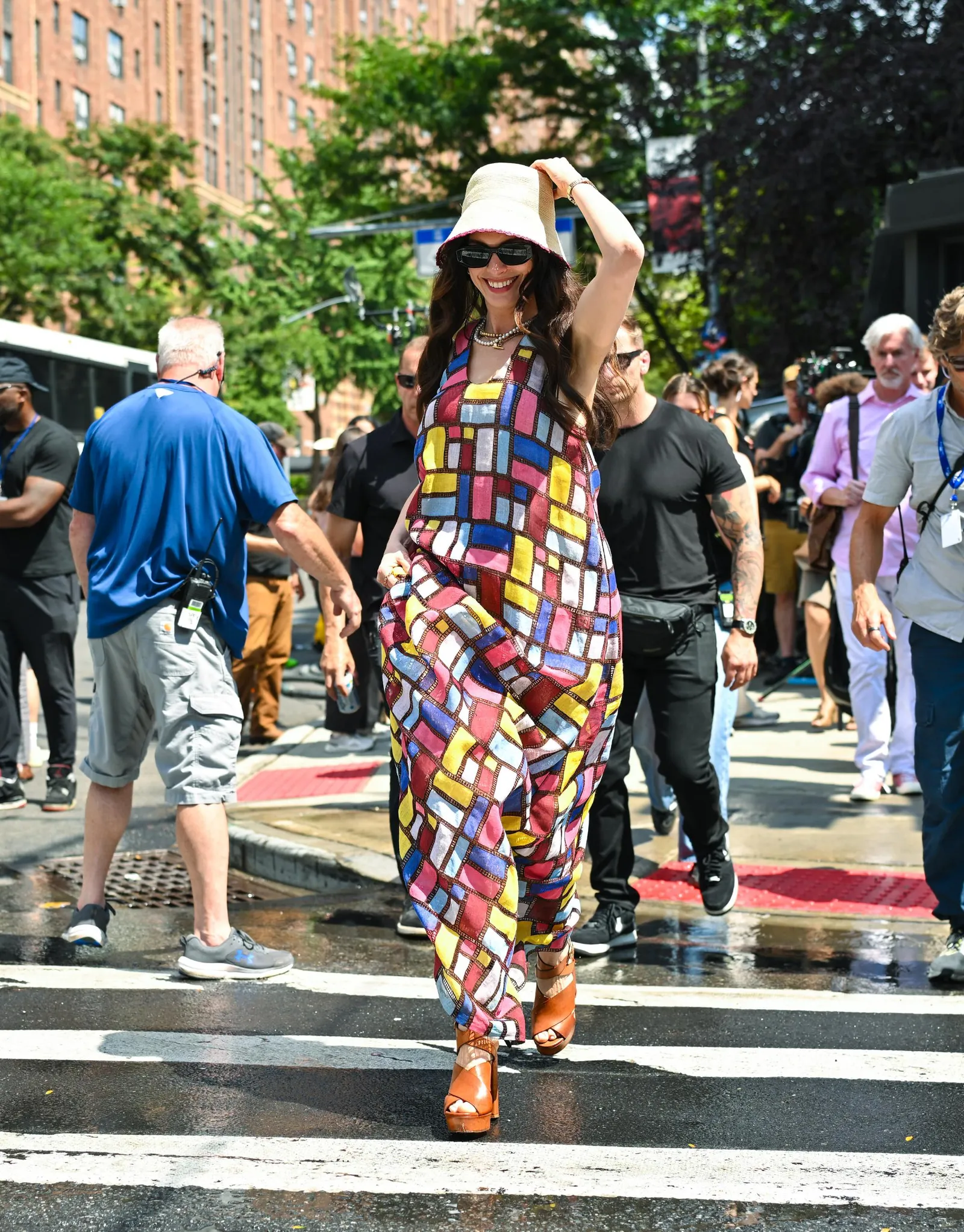 Anne Hathaway w kolorowej sukience maxi i brązowych sandałach na platformie. (Fot. James Devaney/GC Images)
