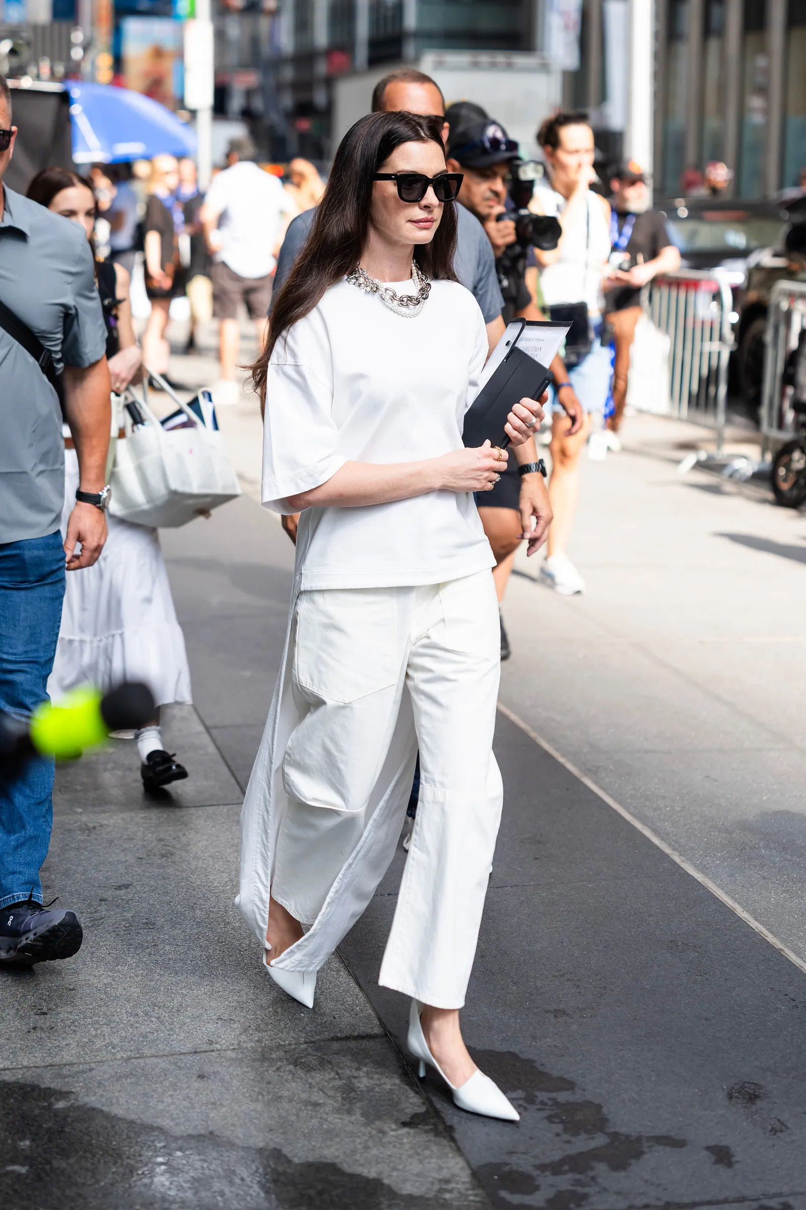  Anne Hathaway w białym total looku z czółenkami z ostrym noskiem (Fot. The Stewartof NY / Getty Images)