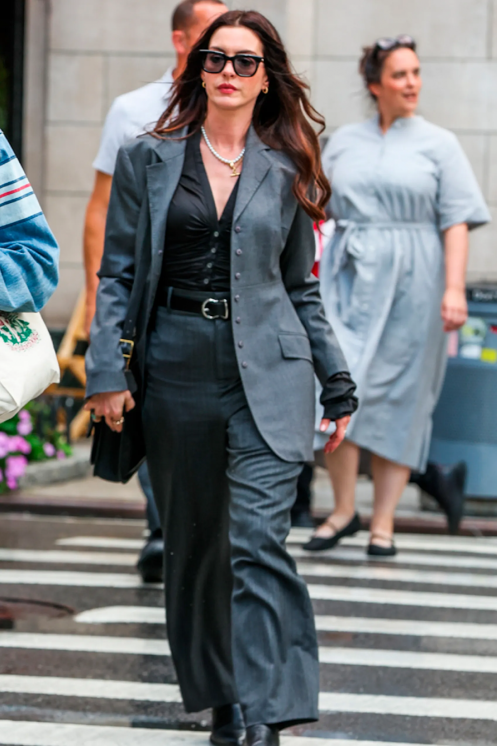 Te buty Anne Hathaway z planu filmu „Diabeł ubiera się u Prady 2” będziemy nosić do biura (Fot. MEGA/Getty Images)
