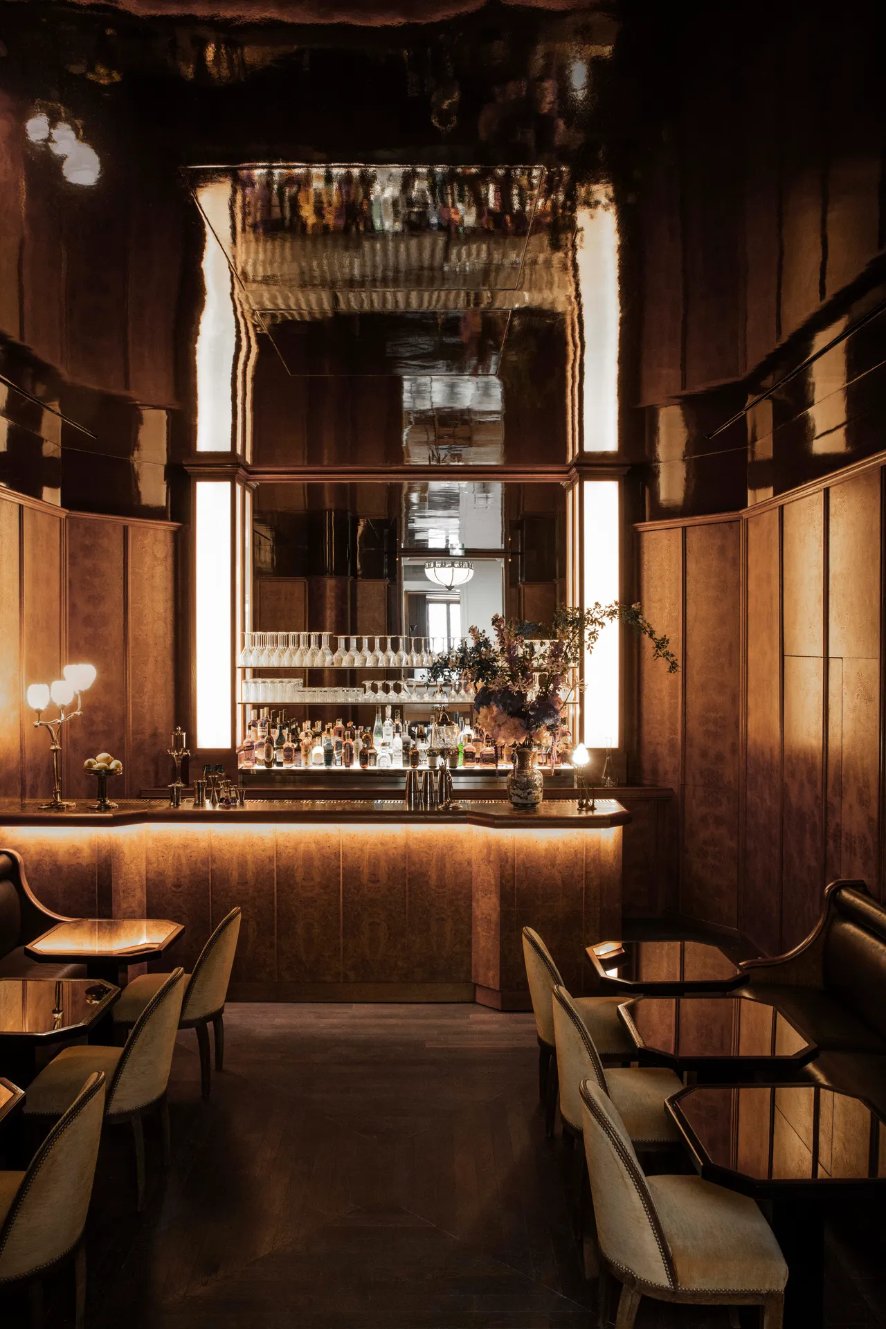 Zaciemniony cocktail bar w Hôtel Balzac nadaje się na wieczorne drinki (Fot. Matthieu Salvaing)