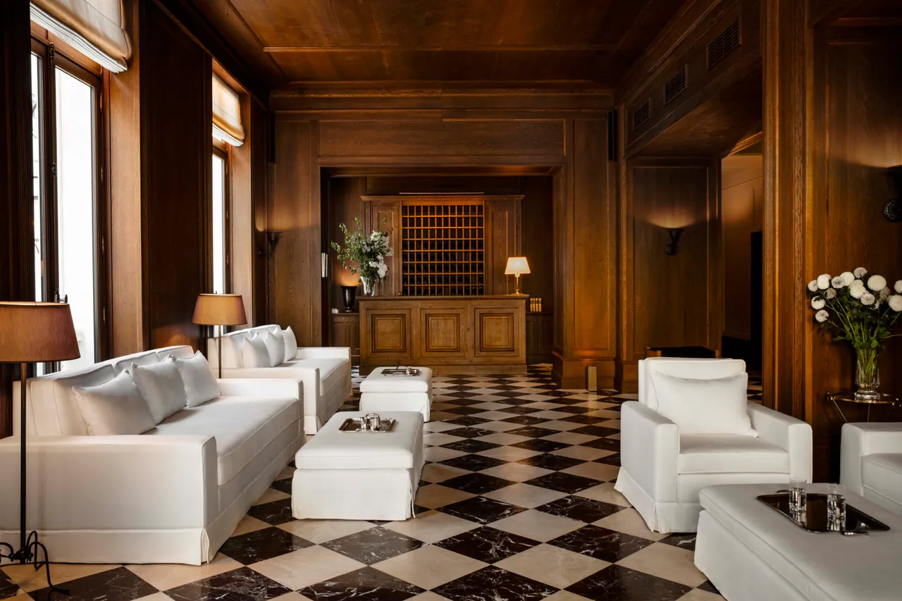 Lobby hotelu Balzac wypełniają srebra i kompozycje kwiatowe autorstwa Majida Mohammada (Fot. Matthieu Salvaing)