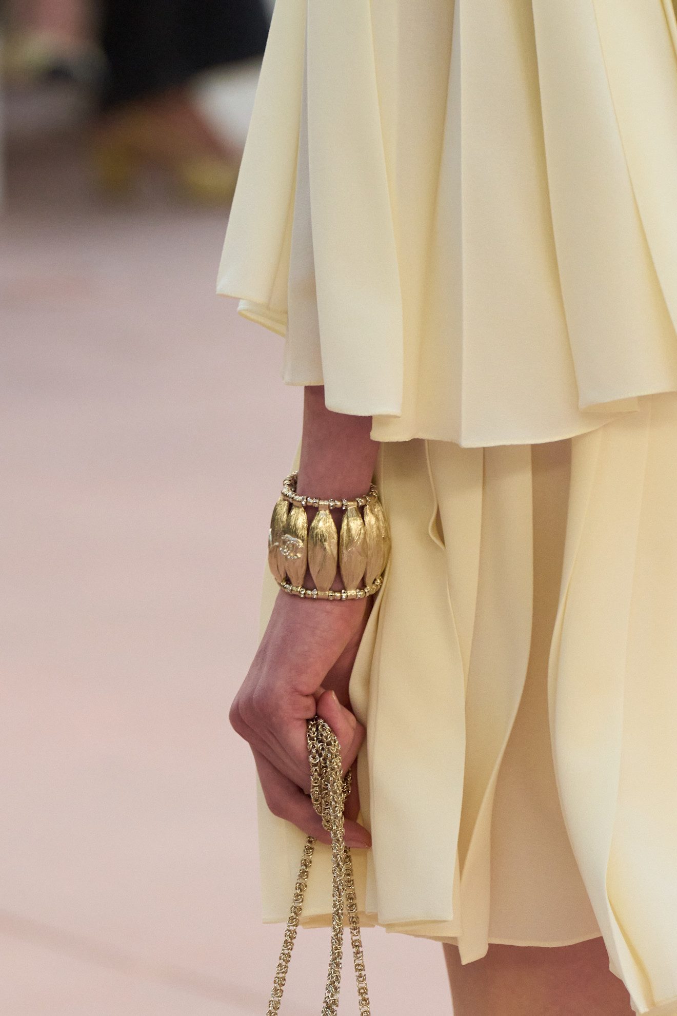 Bransoletka boho na pokazie Chanel wiosna-lato 2025 / Fot. Spotlight. Launchmetrics