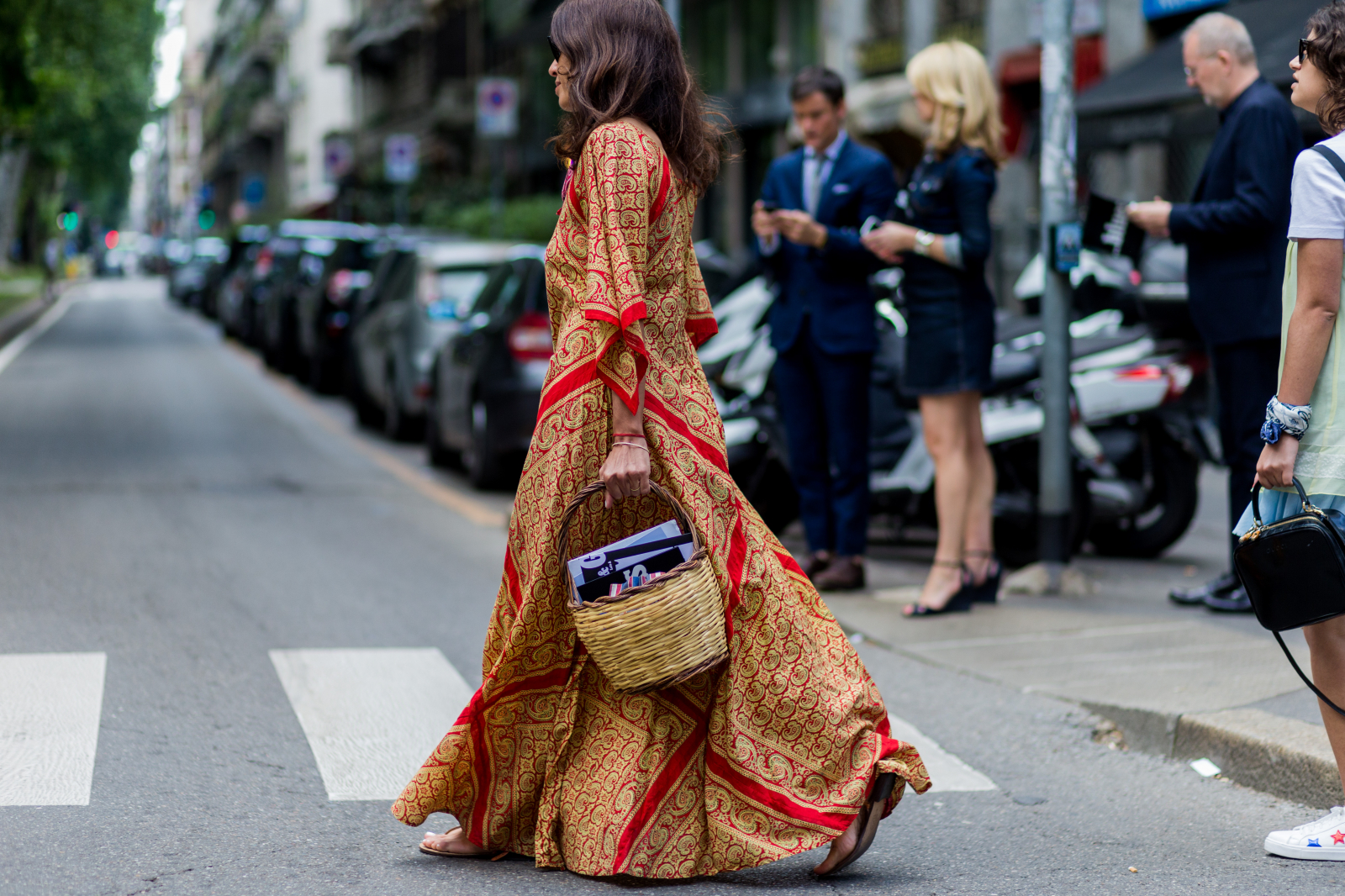Zamaszysta sukienka we wzory to kluczowy element stylu boho / Fot. Christian Vierig/Getty Images