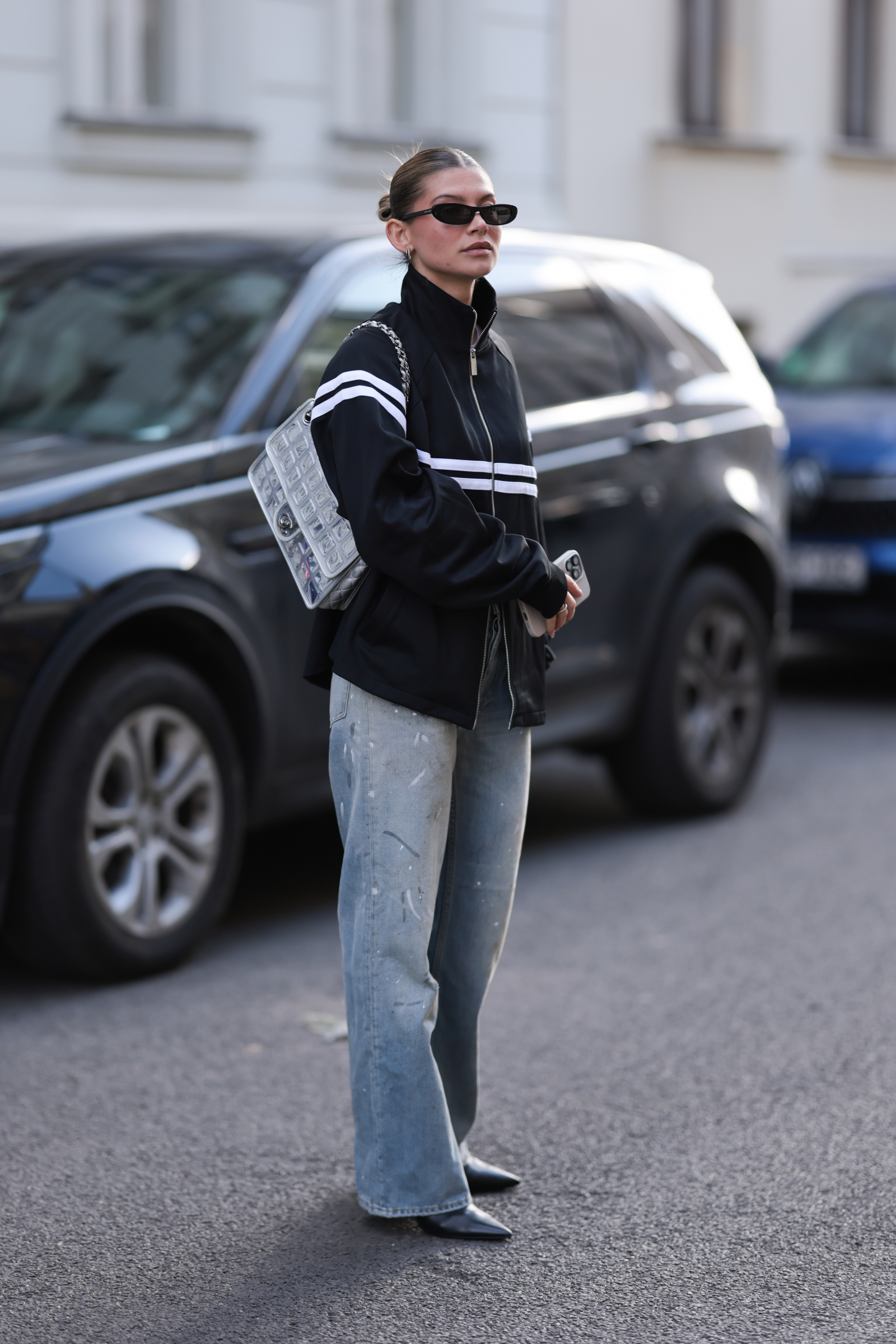 Influencerka Sophia Geiss do swoich szpiczastych botków damskich ze skóry nosi szerokie jeansy o kroju bootcut (Fot. Jeremy Moeller/Getty Images)