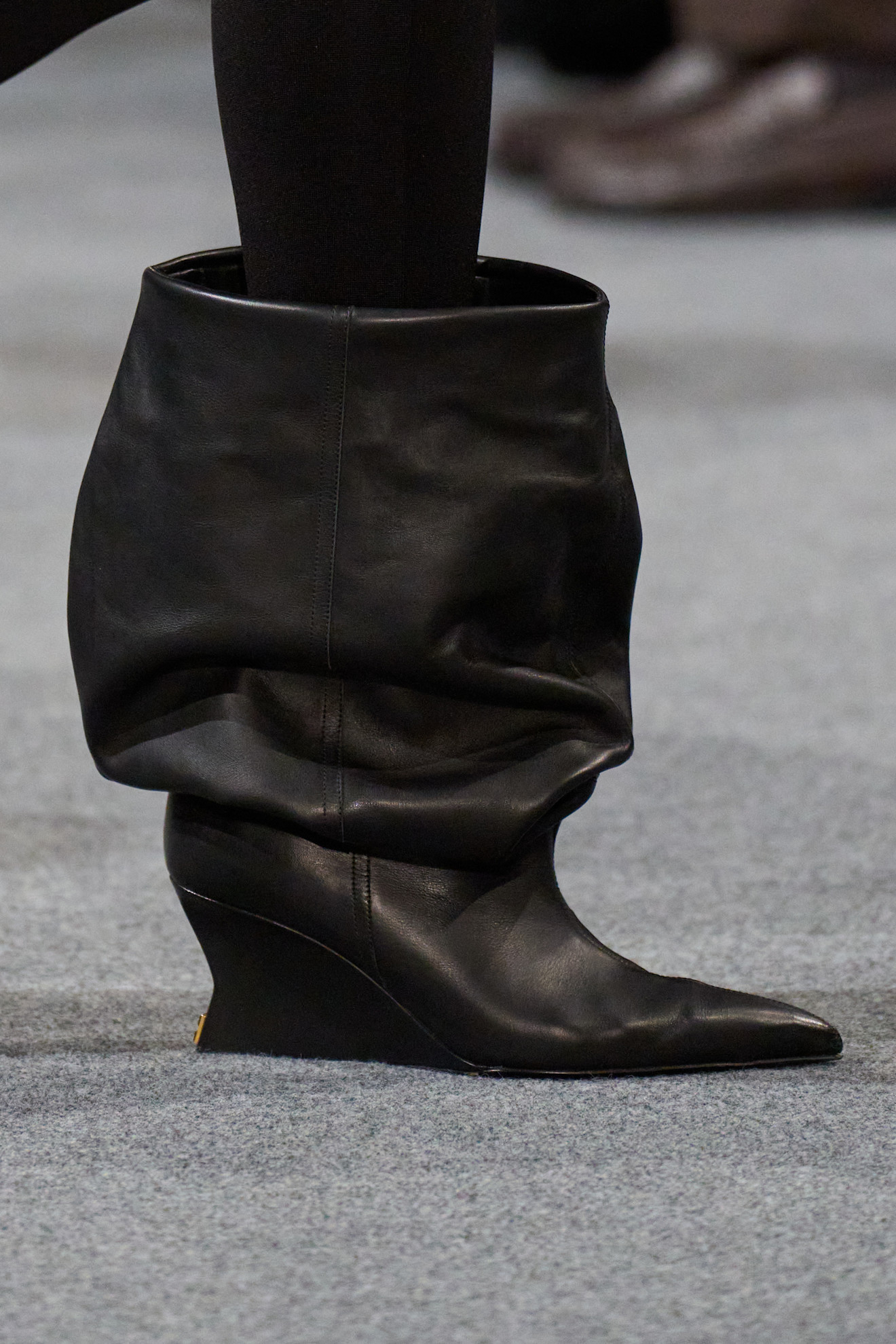 Hitem sezonu będą botki z marszczoną cholewką od Balmain / Fot. Spotlight. Launchmetrics