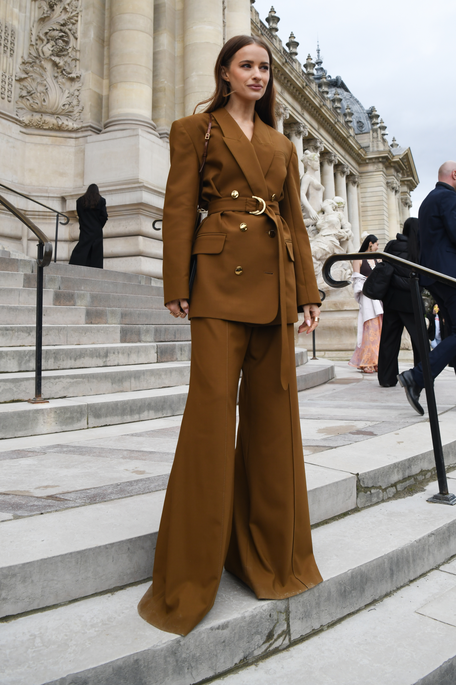 Brązowe spodnie dzwony stworzą jesienią 2025 modne i eleganckie looki w stylu gwiazd (Fot. Matilde Bono/Getty Images)