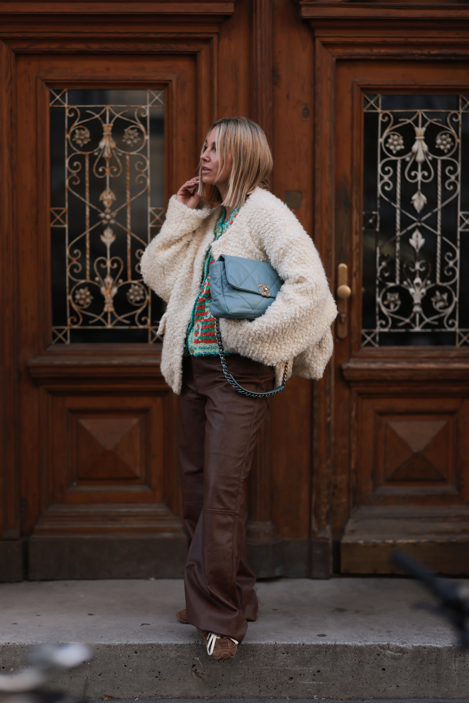 Buty New Balance x Miu Miu łącz ze skórzanymi spodniami typu bootcut (Fot. Jeremy Moeller/Getty Images)