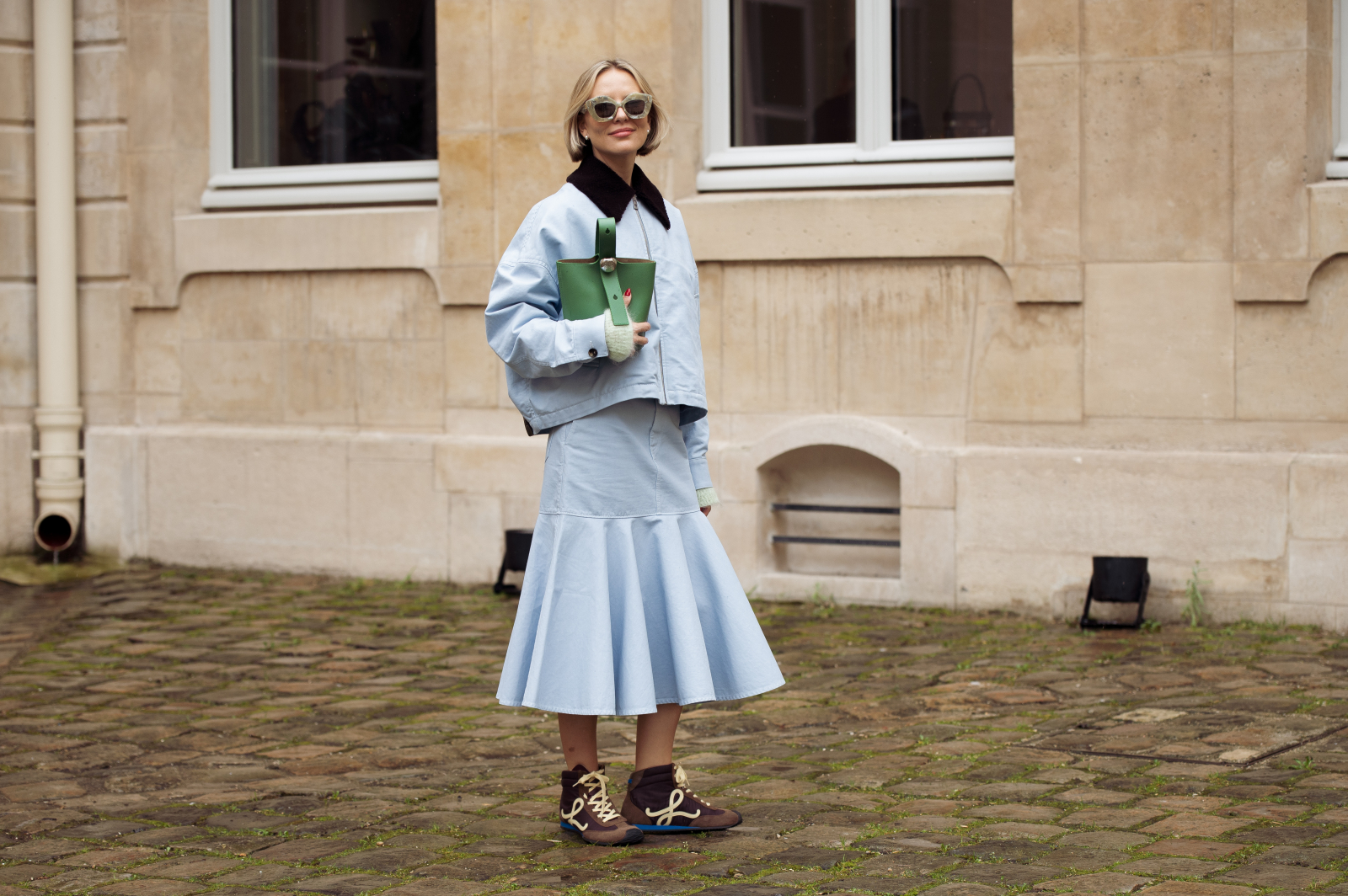 Brązowe zamszowe sneakersy jesienią 2025 będą bazą looków quiet luxury. Jak je stylizować? / Fot. Raimonda Kulikauskiene/Getty Images