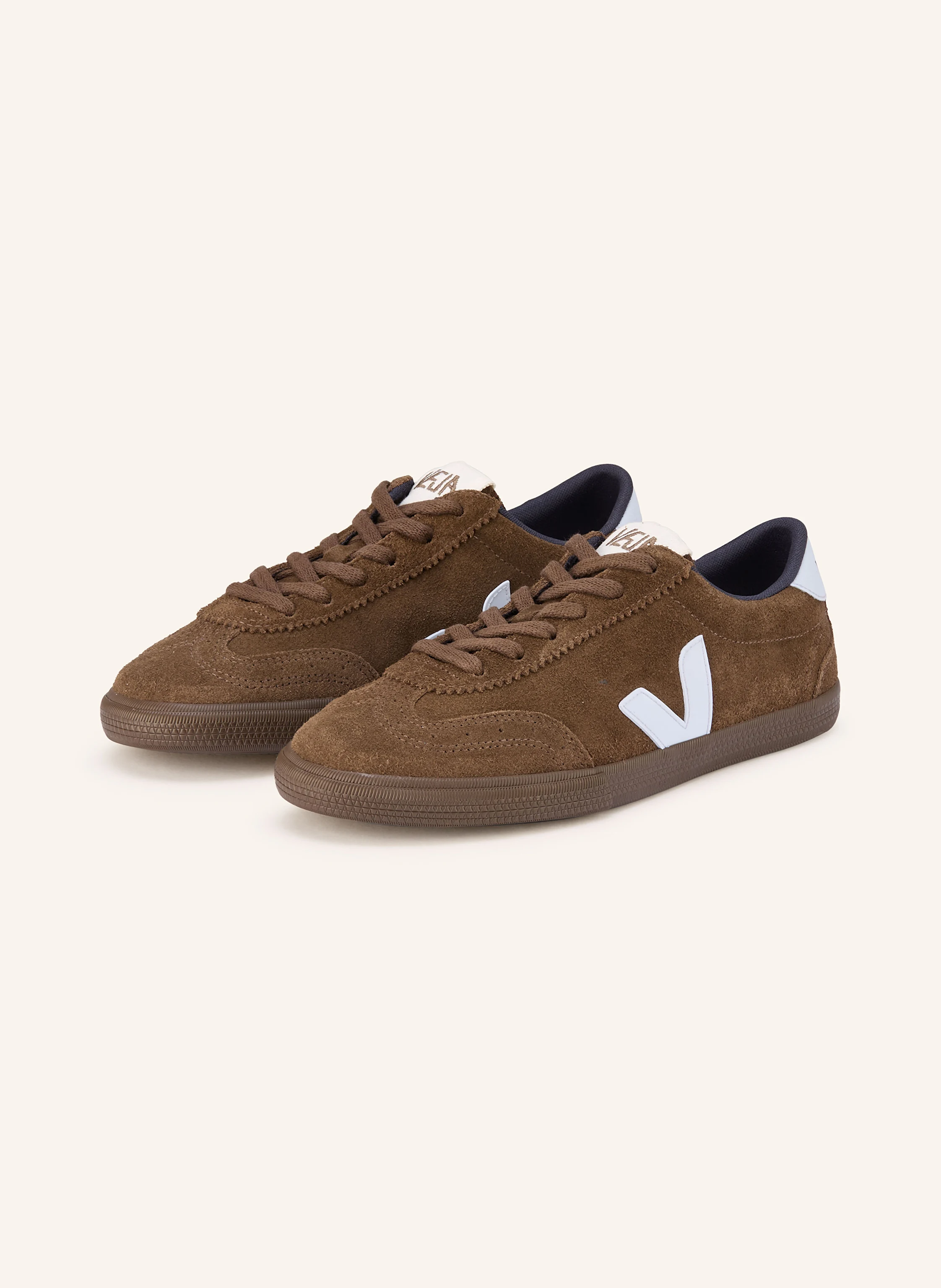 Kasztanowe sneakersy Volley od marki Veja zachwycają swoją ponadczasowością (Fot. materiały prasowe)