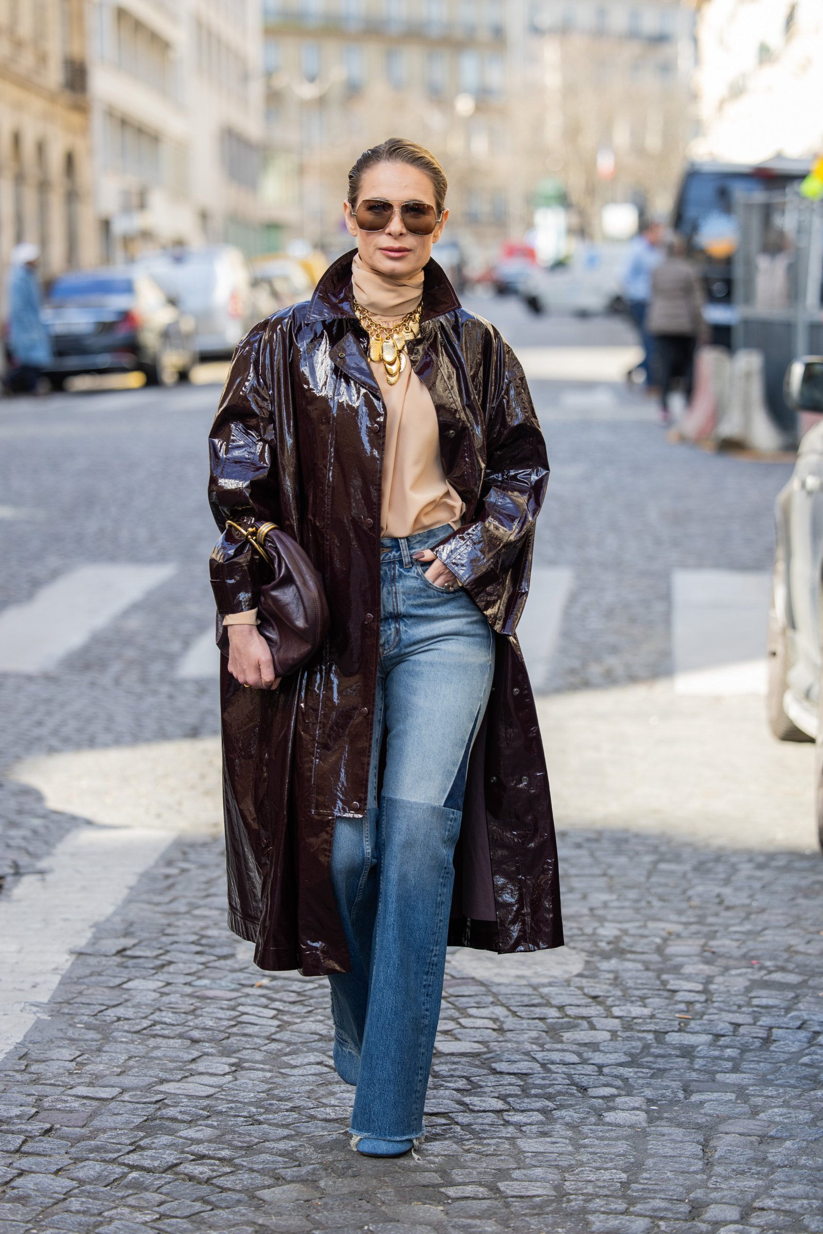 Bluzka boho i jeansy to nowy ulubiony look paryżanek (Fot. Christian Vierig/Getty Images)