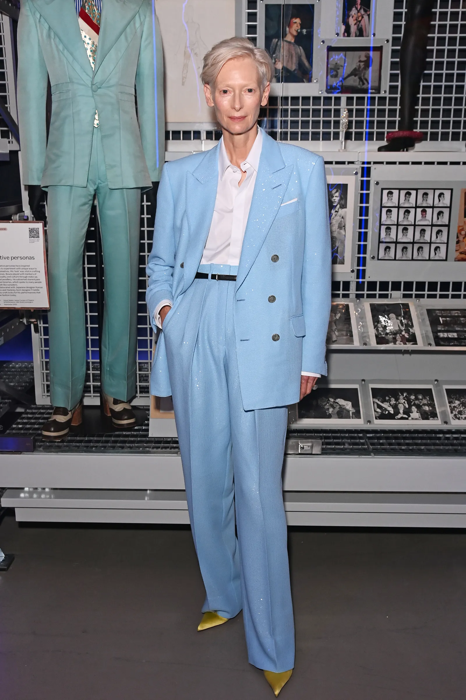Tilda Swinton udowadnia w jasnoniebieskim garniturze, że ten kolor sprawdza się również jesienią / Fot. Dave Benett/Getty Images