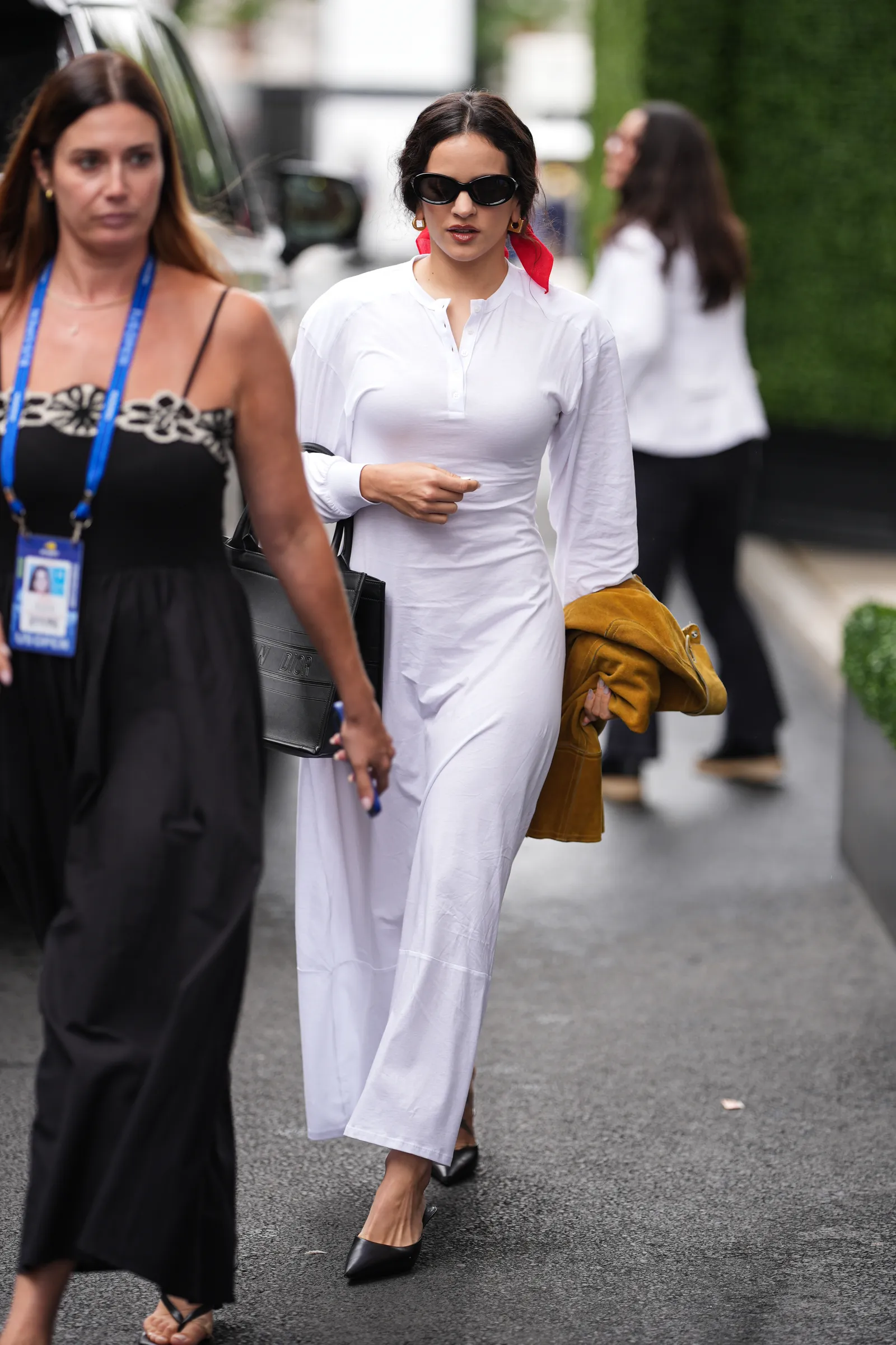 Podczas US Open Rosalía miała na sobie białą sukienkę/ Fot. John Nacion/Getty Images