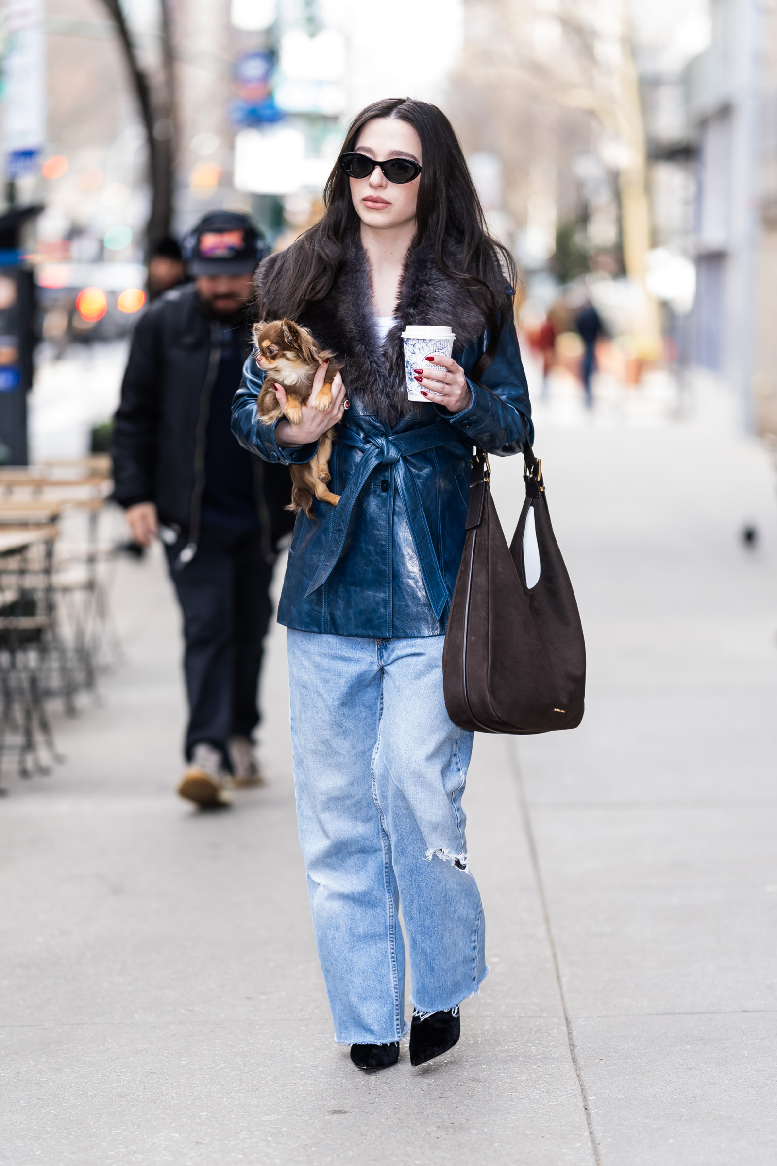 Aktorka Mikey Madison stawia na jasne spodnie jeansowe o kroju baggy (Fot. TheStewartofNY/GC Images)
