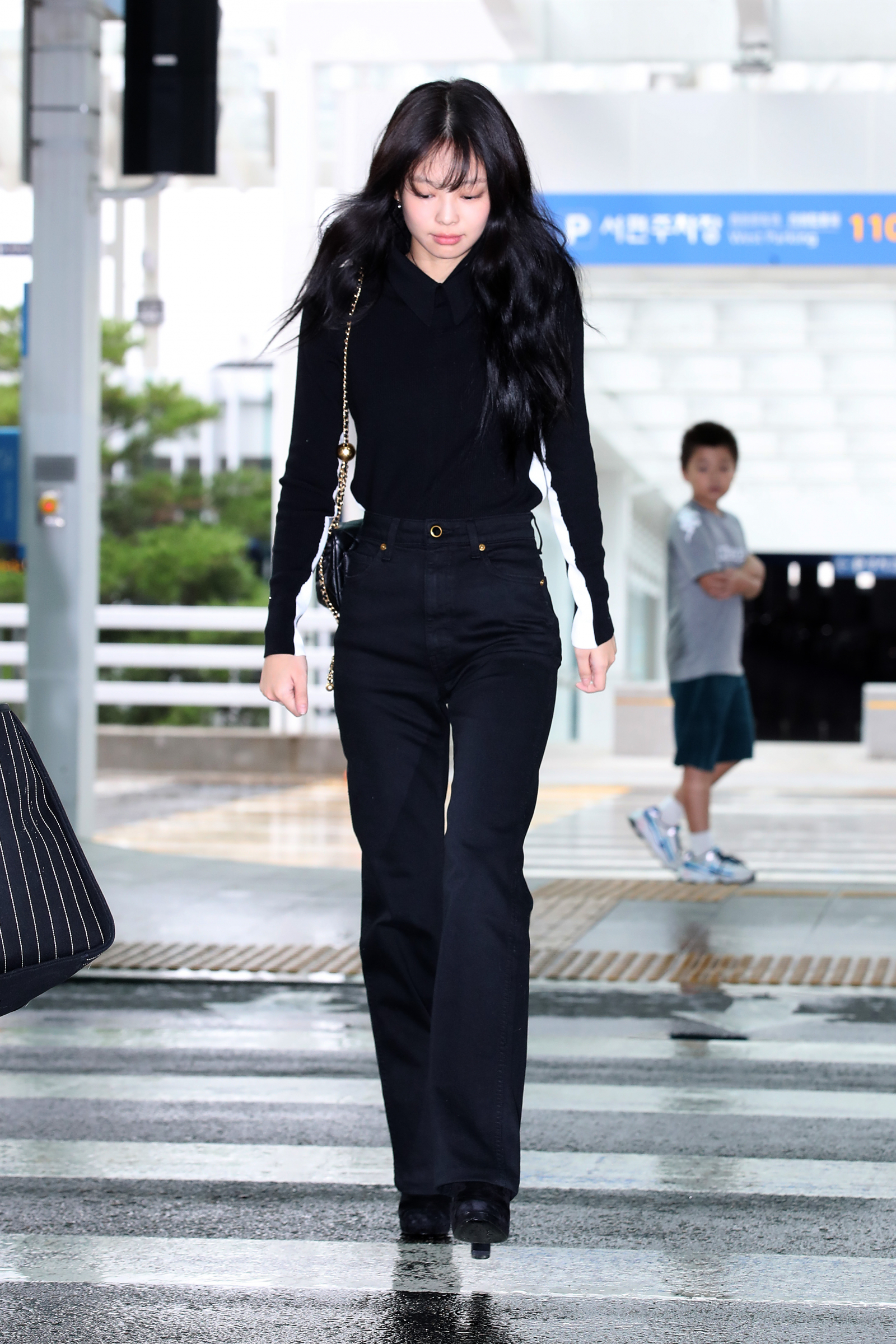 Jennie z Blackpink udowadna, że jeansowe dzwony z wysokim stanem sprawdzają się przy niewielkim wzroście (Fot. Han Myung-Gu/WireImage)