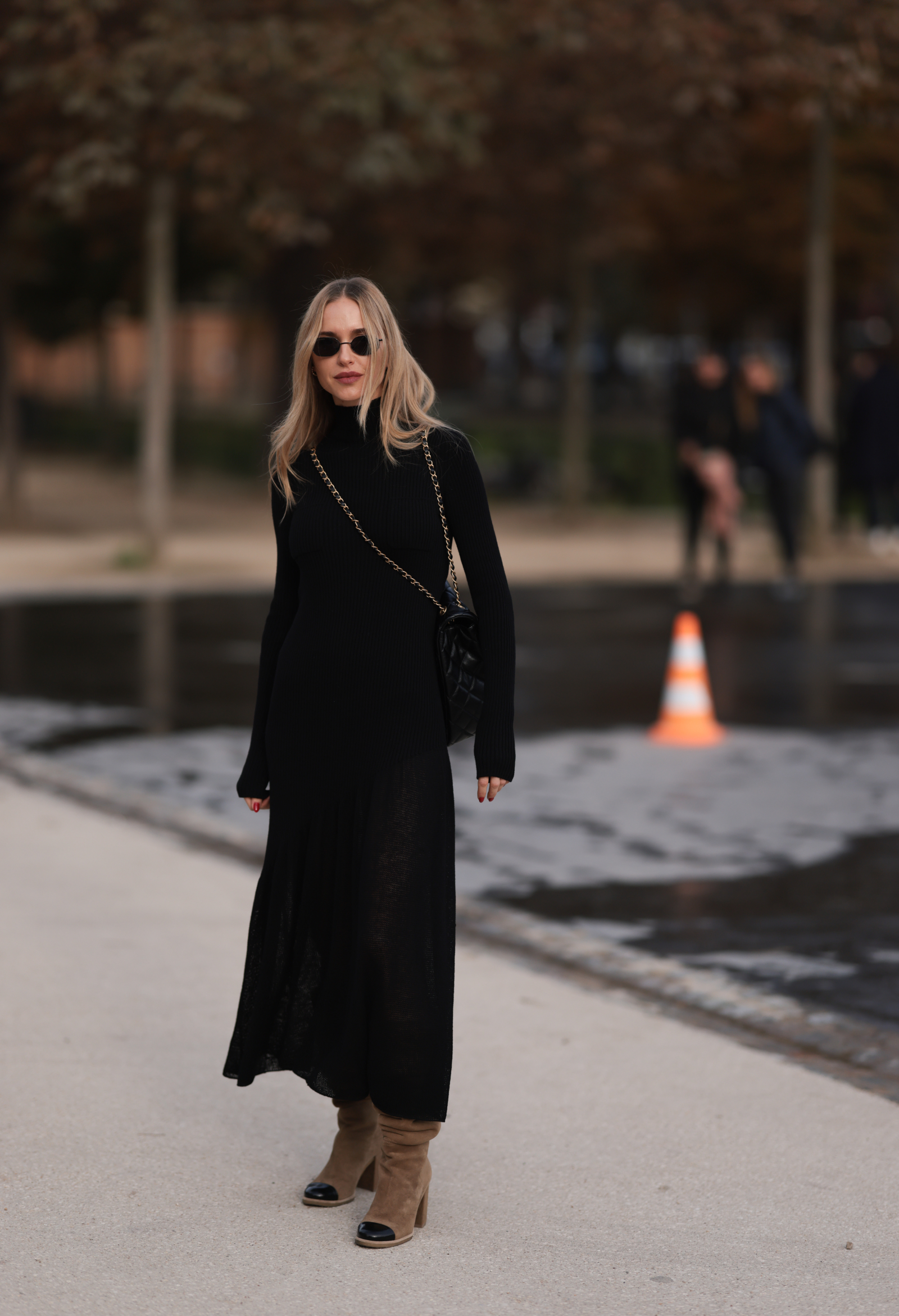 Kozaki zamszowe z czarnymi czubkami z kolekcji Chanel 2024 powracają (Fot. Jeremy Moeller/Getty Images)