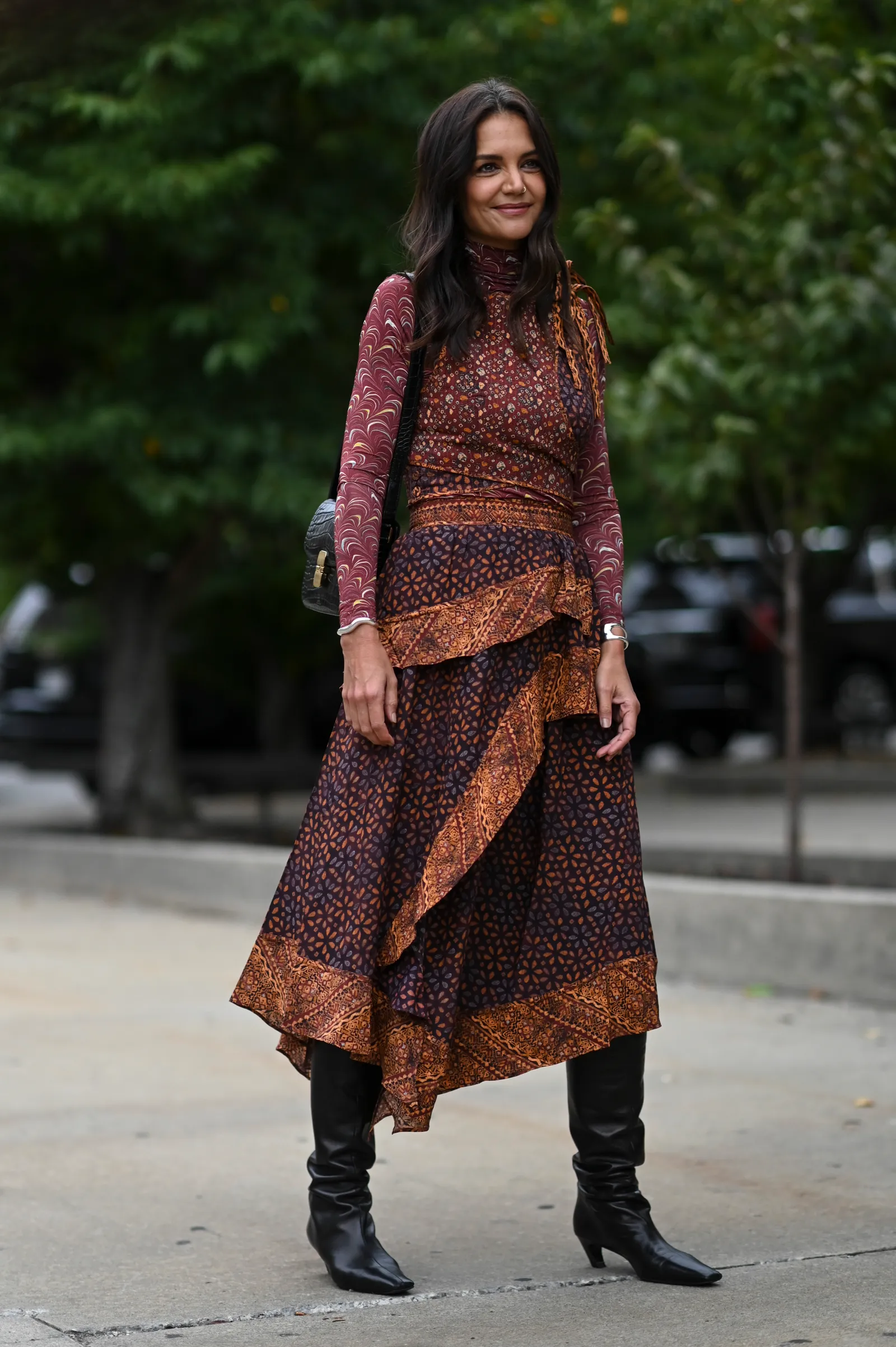 Katie Holmes to najlepiej ubrana kobieta w mieście w sukience midi w kwiaty i wysokich marszczonych kozakach na obcasie kitten. / Fot. Getty Images