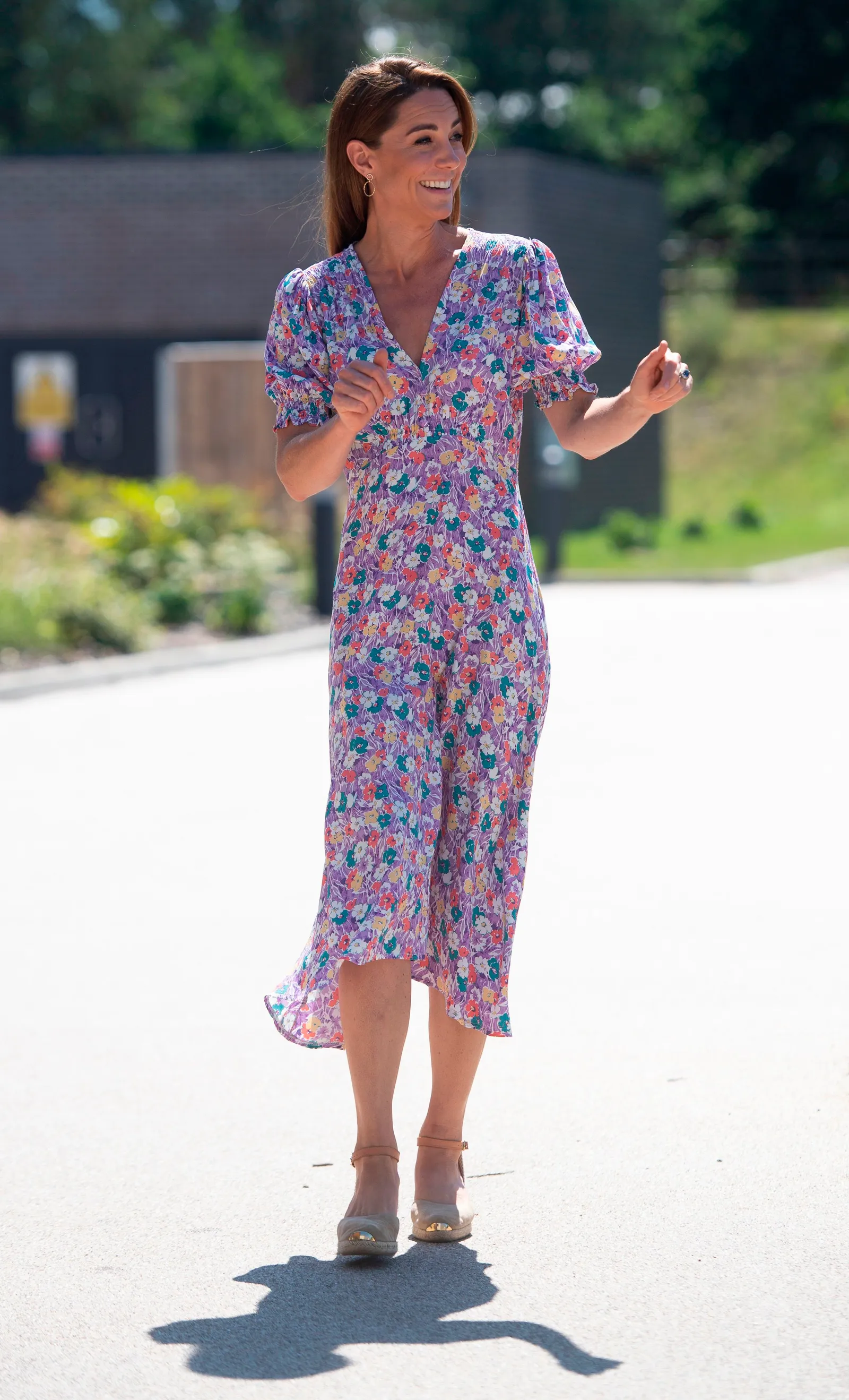 Kate Middleton wygląda zjawiskowo po czterdziestce w kwiecistej sukience i jutowych butach z laminowanym noskiem. / Fot. Getty Images