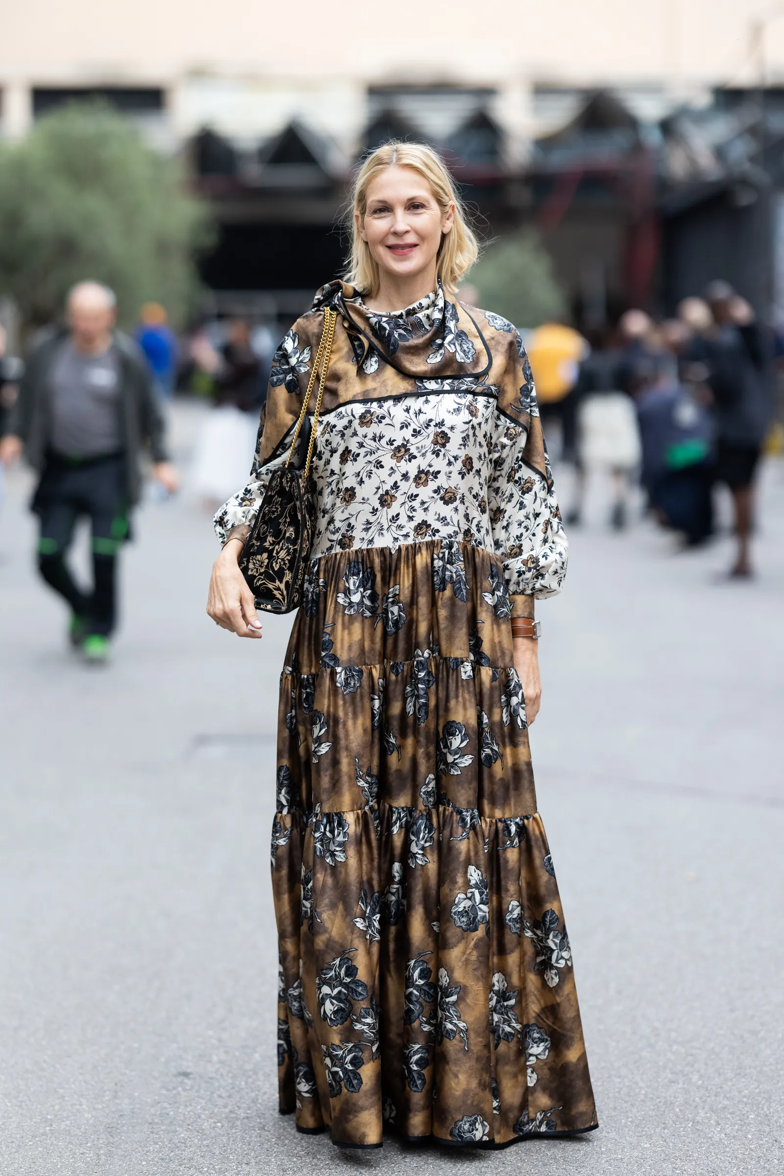 Kelly Rutherford pokazuje, jak wyglądać elegancko w kwiecistej sukience w stylu vintage, zgodnej z trendami letniego sezonu. / Fot. Getty Images