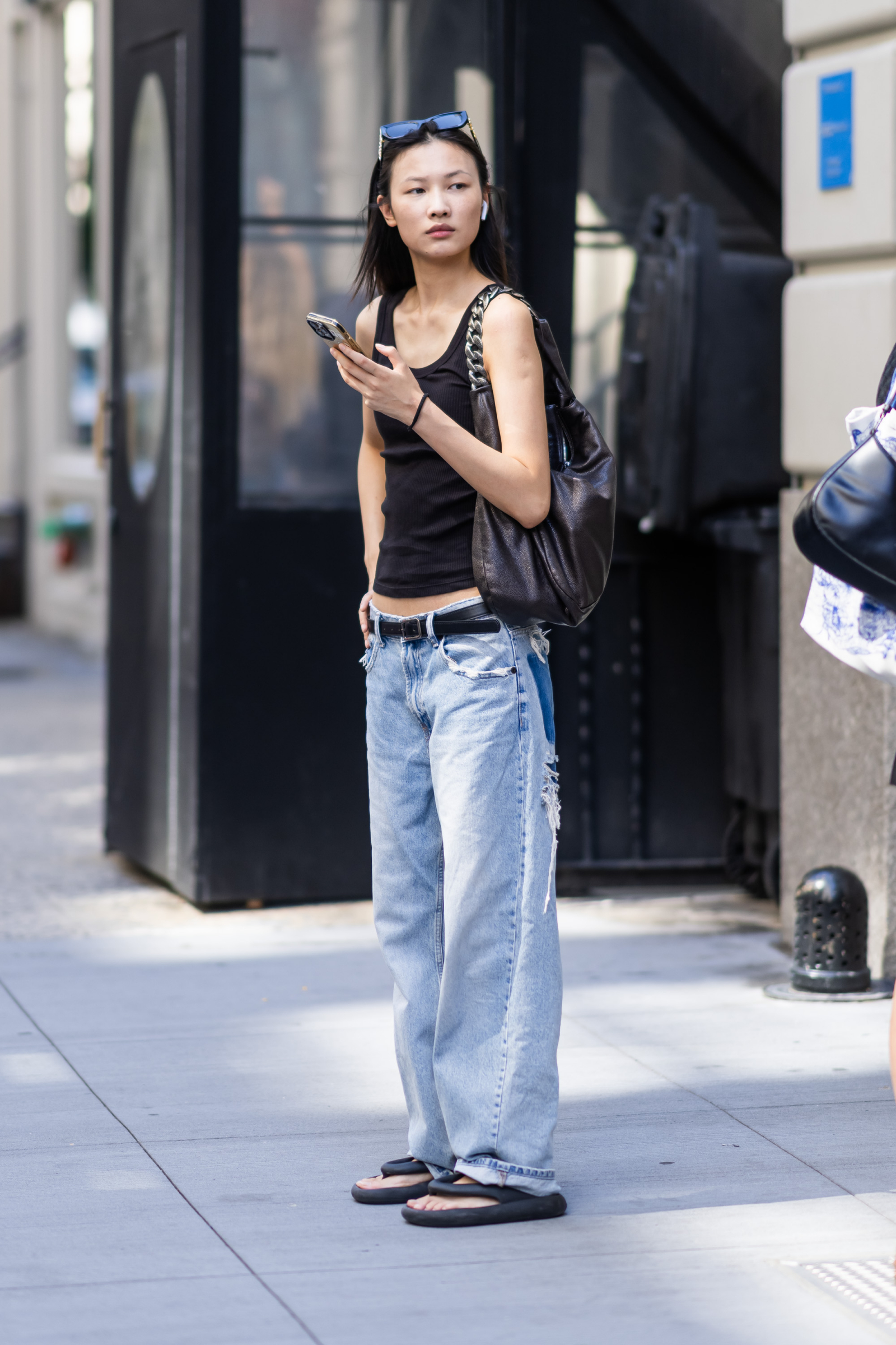 Podarte baggy jeans i grube klapki japonki to ulubiony zestawe modelek (Fot. Gotham/GC Images)