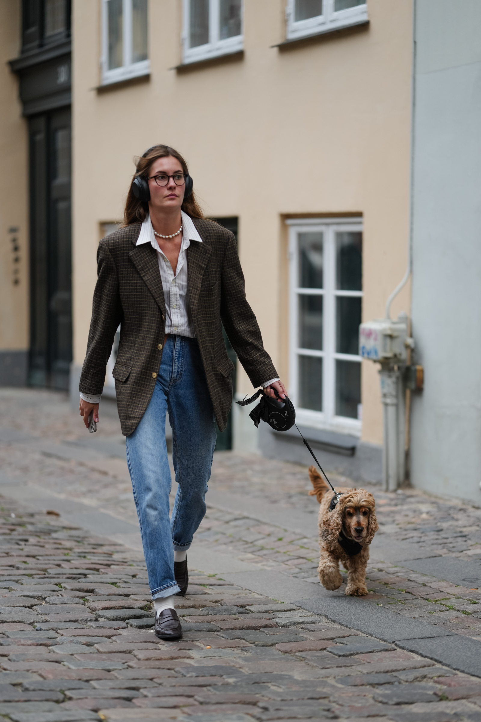 Klasyczne mokasyny wracają tej jesieni w duecie z jeansami (Fot. Edward Berthelot/Getty Images)
