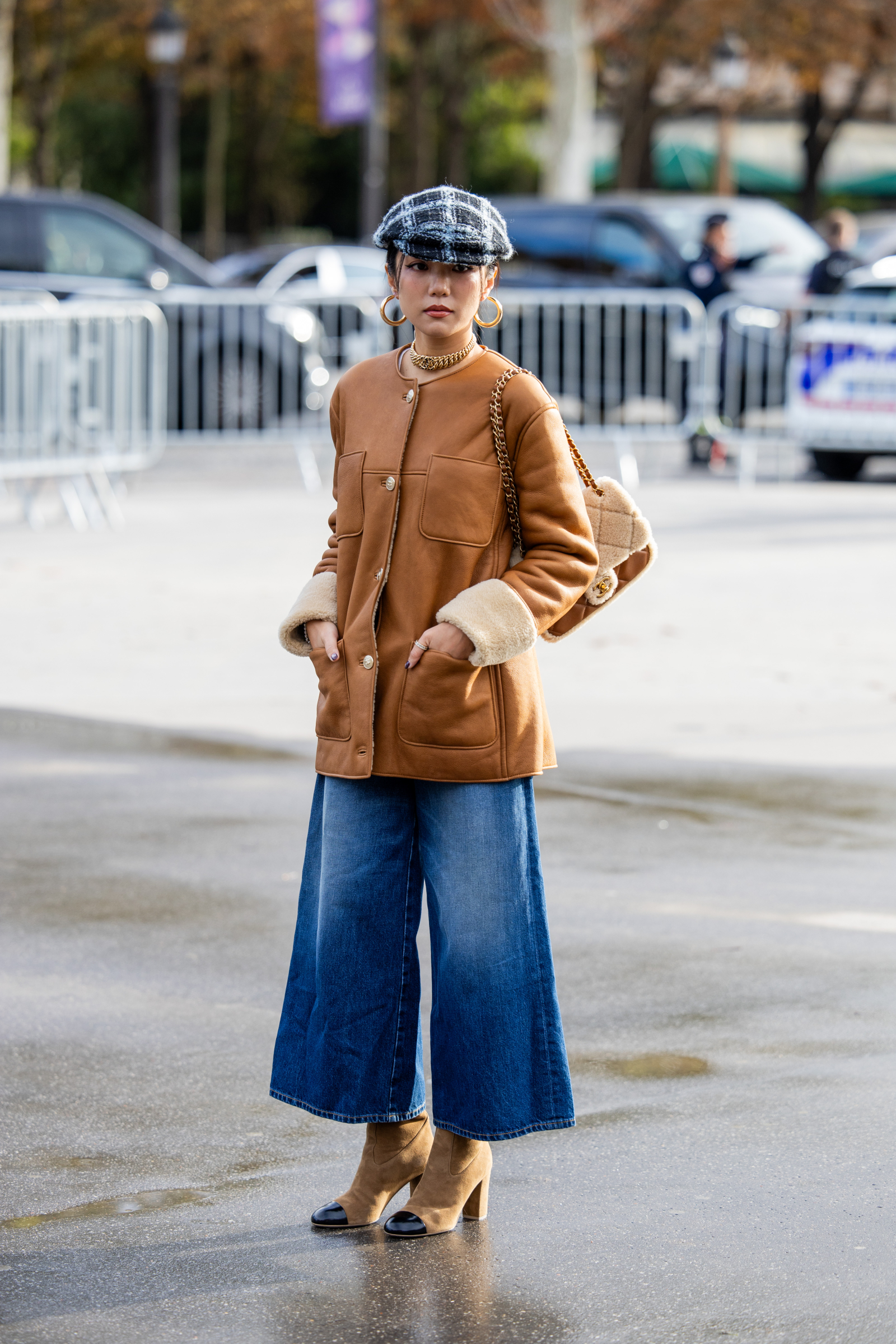 Wraz z kurtką jeansowe kuloty stworzą gotową stylizację na co dzień w klimacie Chanel (Fot. Christian Vierig/Getty Images)