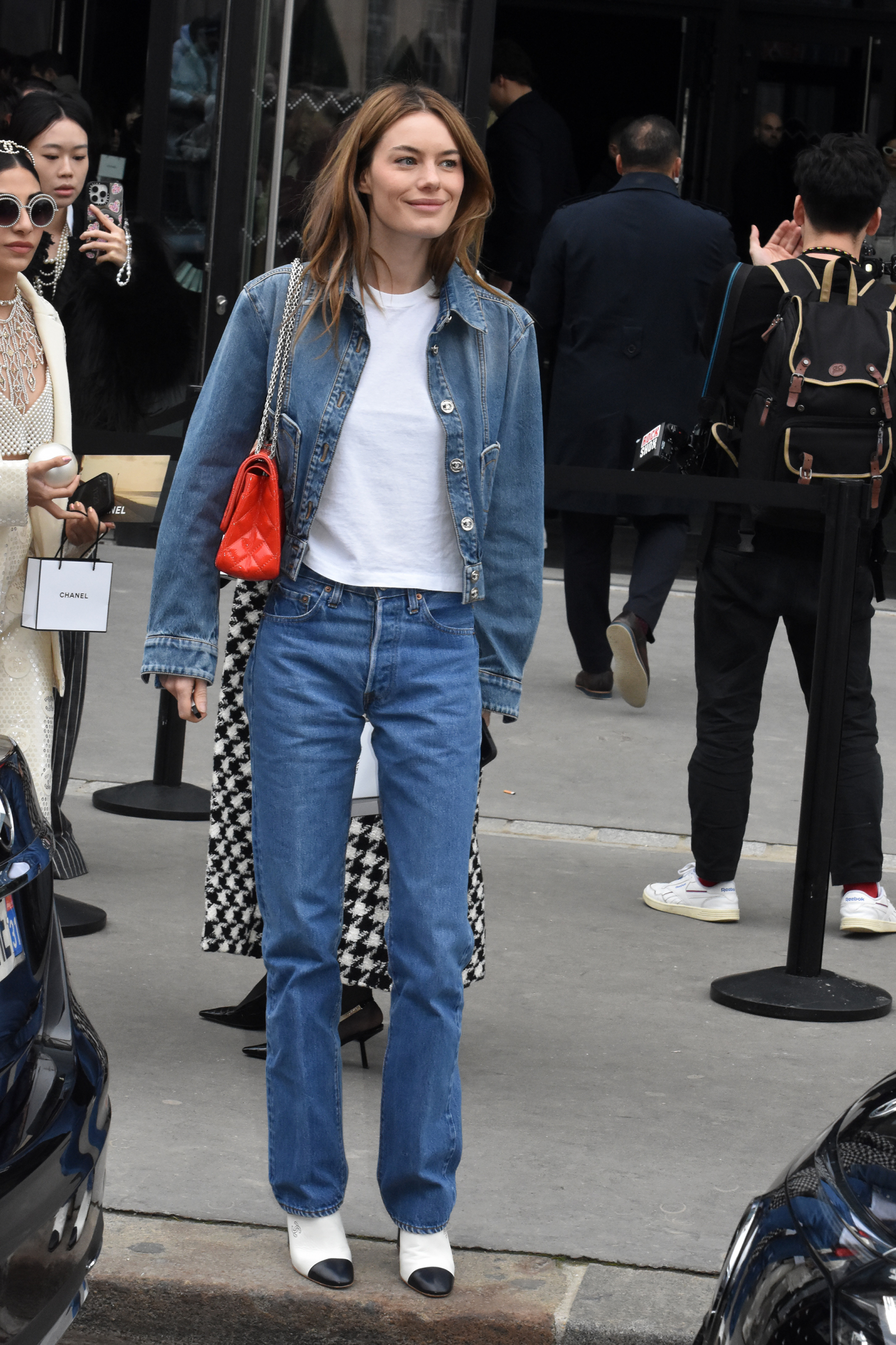 Dwukolorowe botki damskie i jeansy typu mom, jeansy skinny albo jeansy dzwony tworzą stylizację na jesień 2025 (Fot. Foc Kan/WireImage)