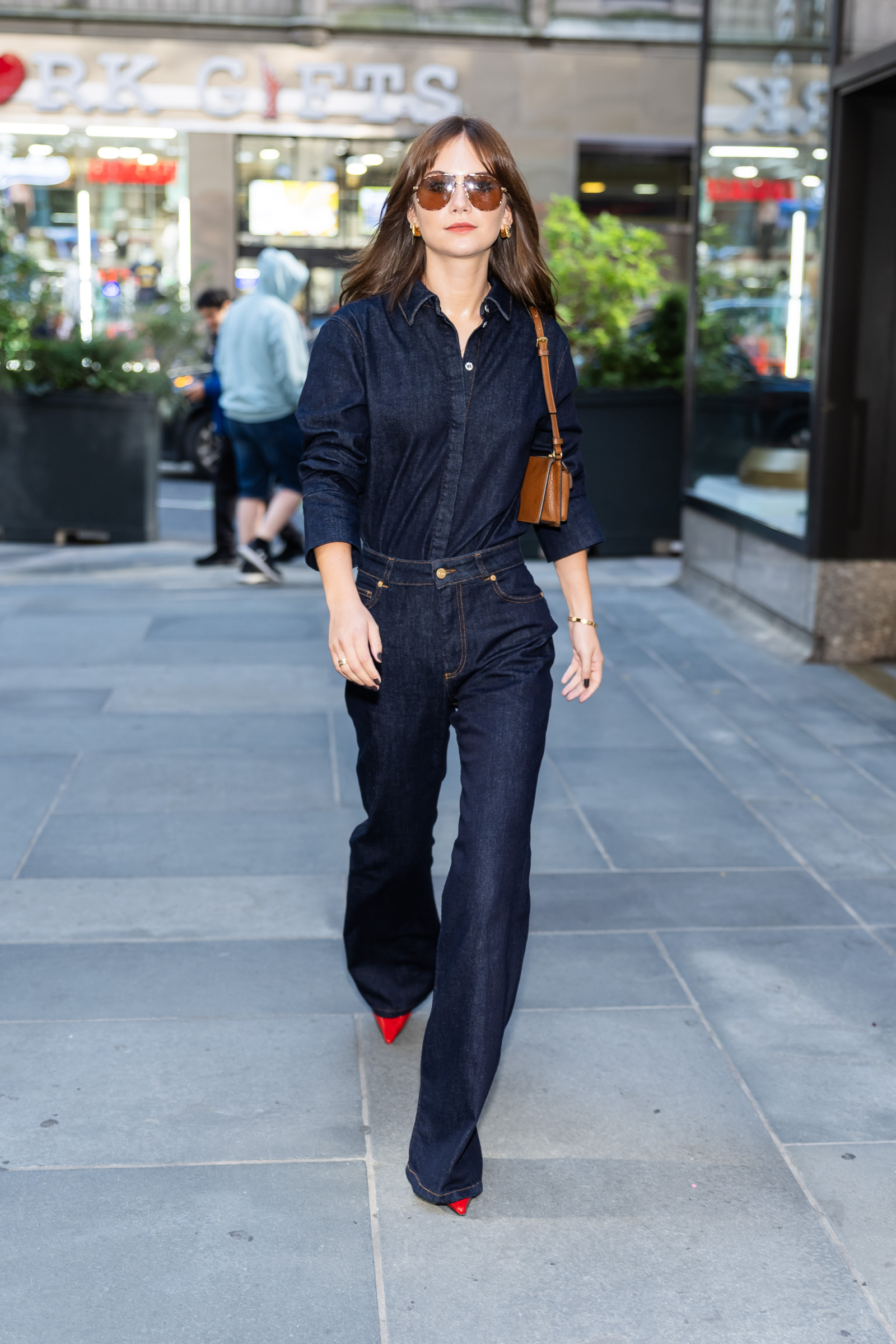 Jeansy w kolorze indygo jesienią 2025 zamienią każdą stylizację w look z wybiegu (Fot. TheStewartofNY/GC Images)