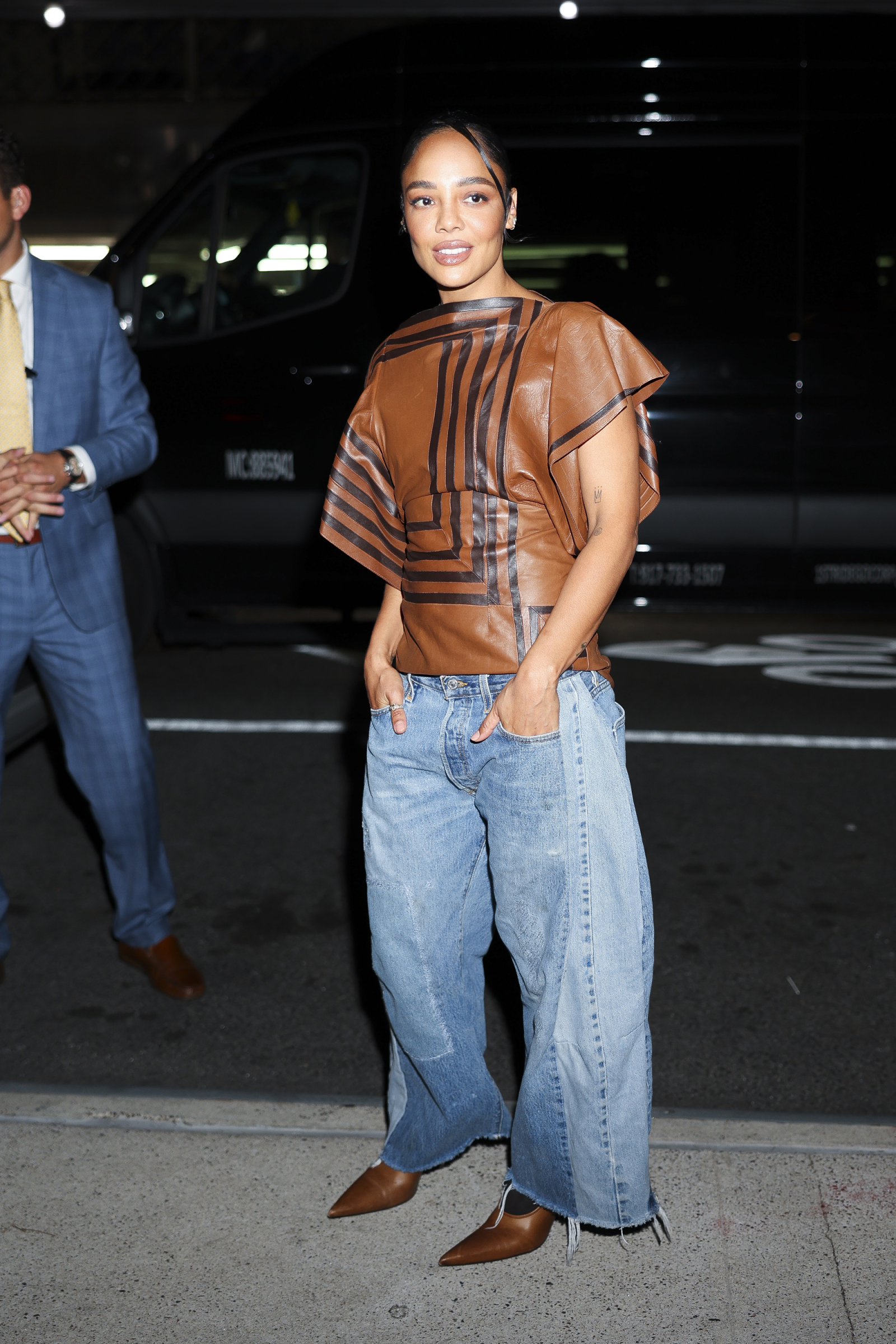 Stylizacja Tessy Thompson z dwukolorowymi jeansami z postrzępioną nogawką była hitem fashion weeku w Nowym Jorku (Fot. Aeon/GC Images)