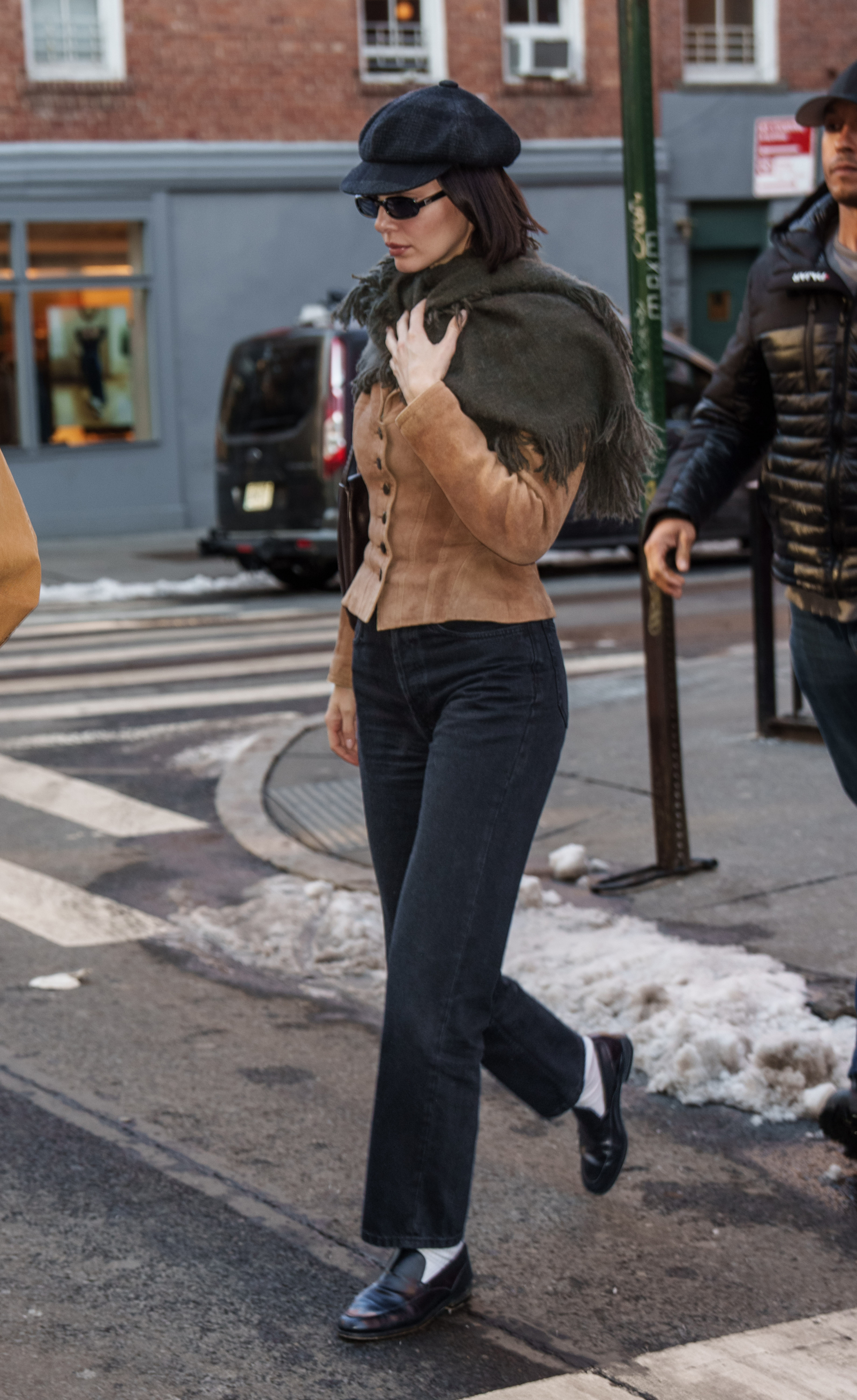 Kendall Jenner to wielka fanka duetu mokasynów i jeansów z wysokim stanem (Fot. XNY/Star Max/GC Images)