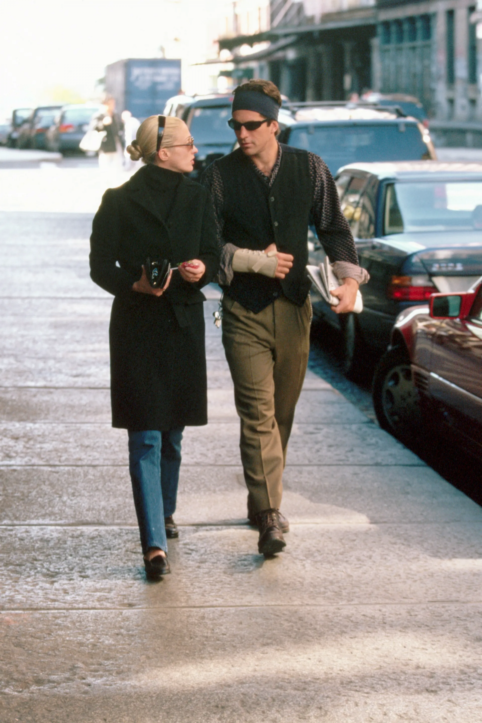 W latach 90. jeansy bootcut były elementem minimalistycznych miejskich stylizacji Carolyn Bessette Kennedy / Fot. Mitchell Gerber/Getty Images