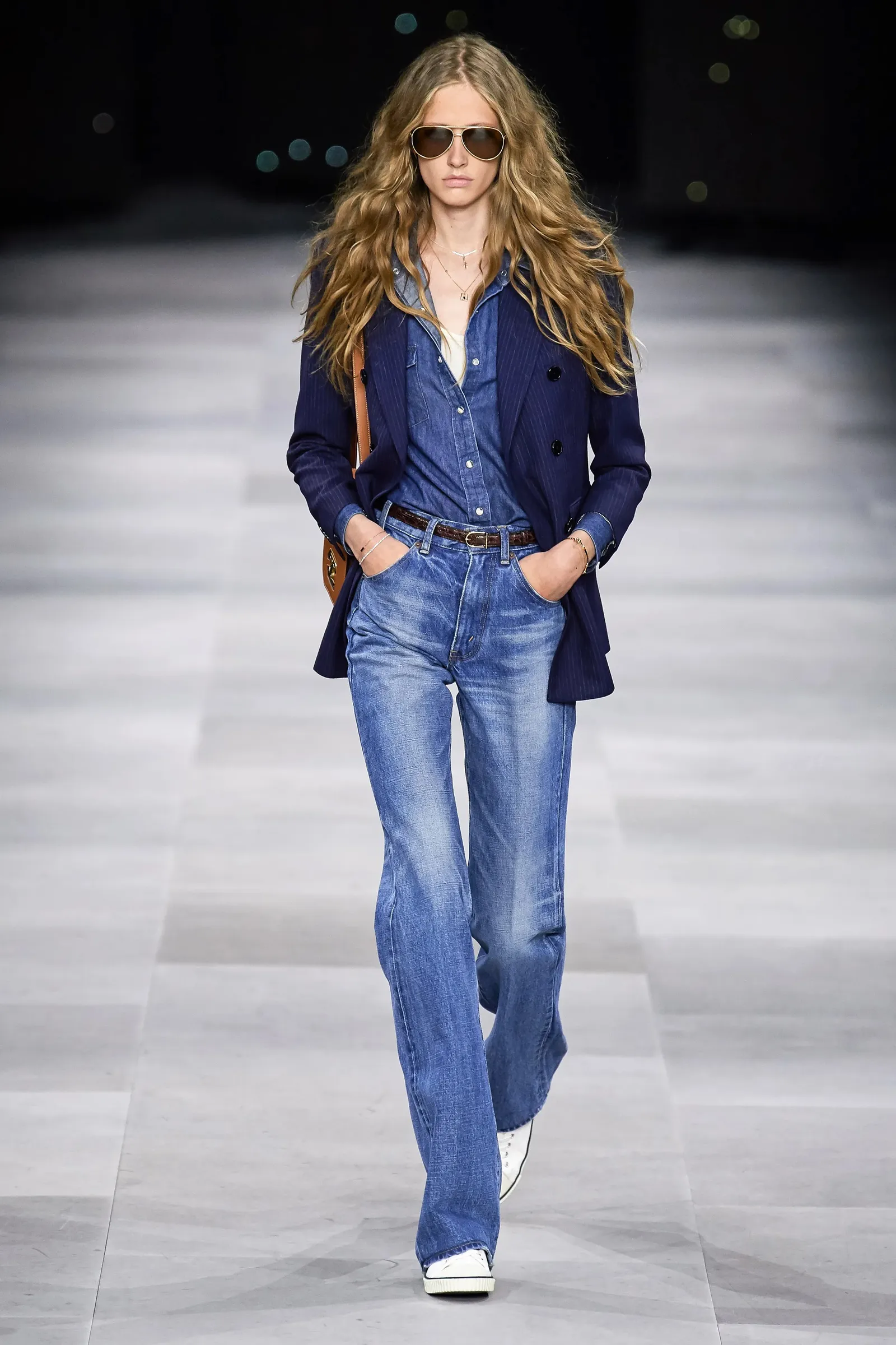 Jeansy bootcut pojawiły się w kolekcji Celine wiosna-lato 2020 / Fot. Spotlight. Launchmetrics