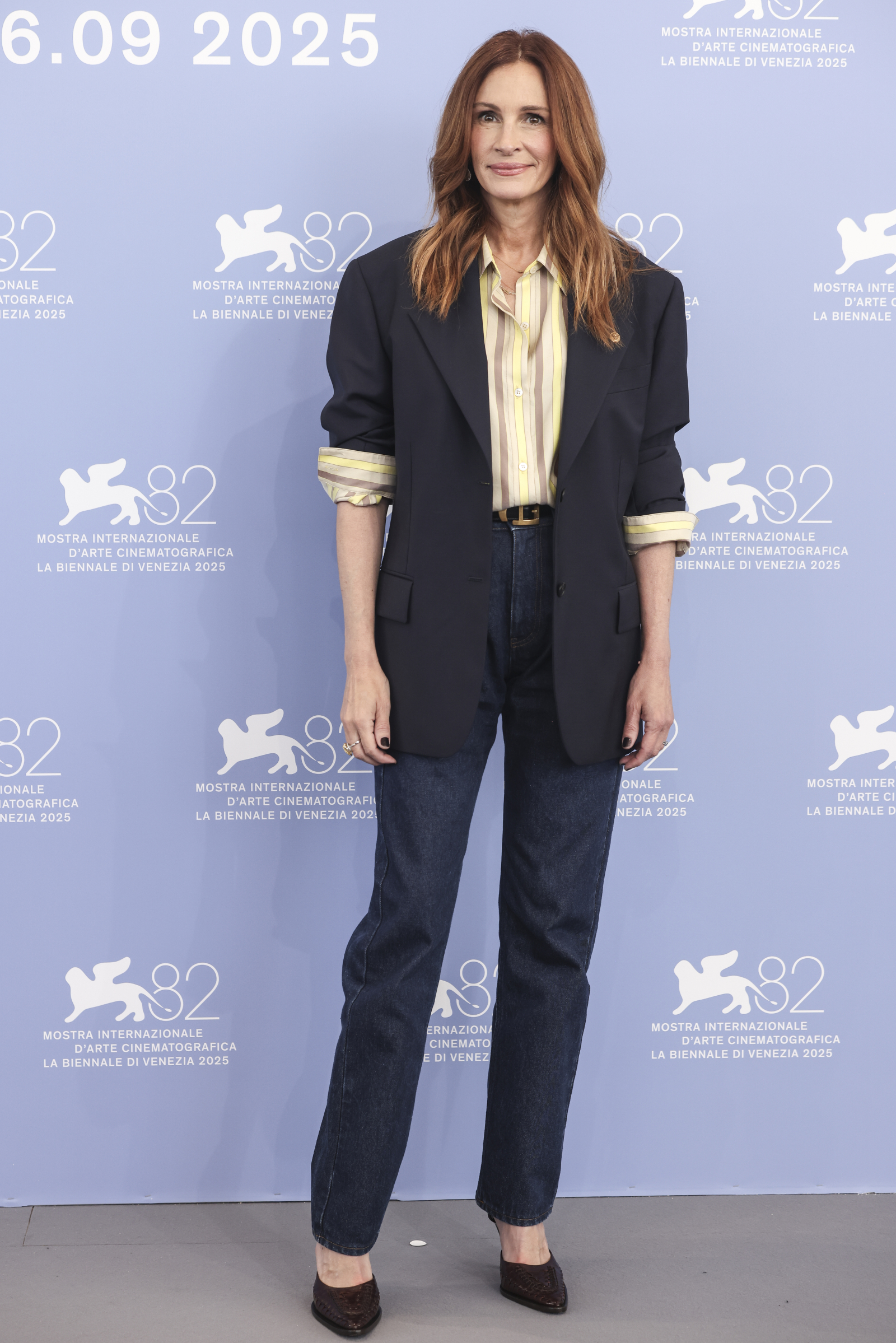 Julia Roberts kocha jeansy z wysokim stanem i marynarkę. Jak stylizować je jesienią 2025? (Fot. Alessandra Benedetti - Corbis/Corbis via Getty Images)