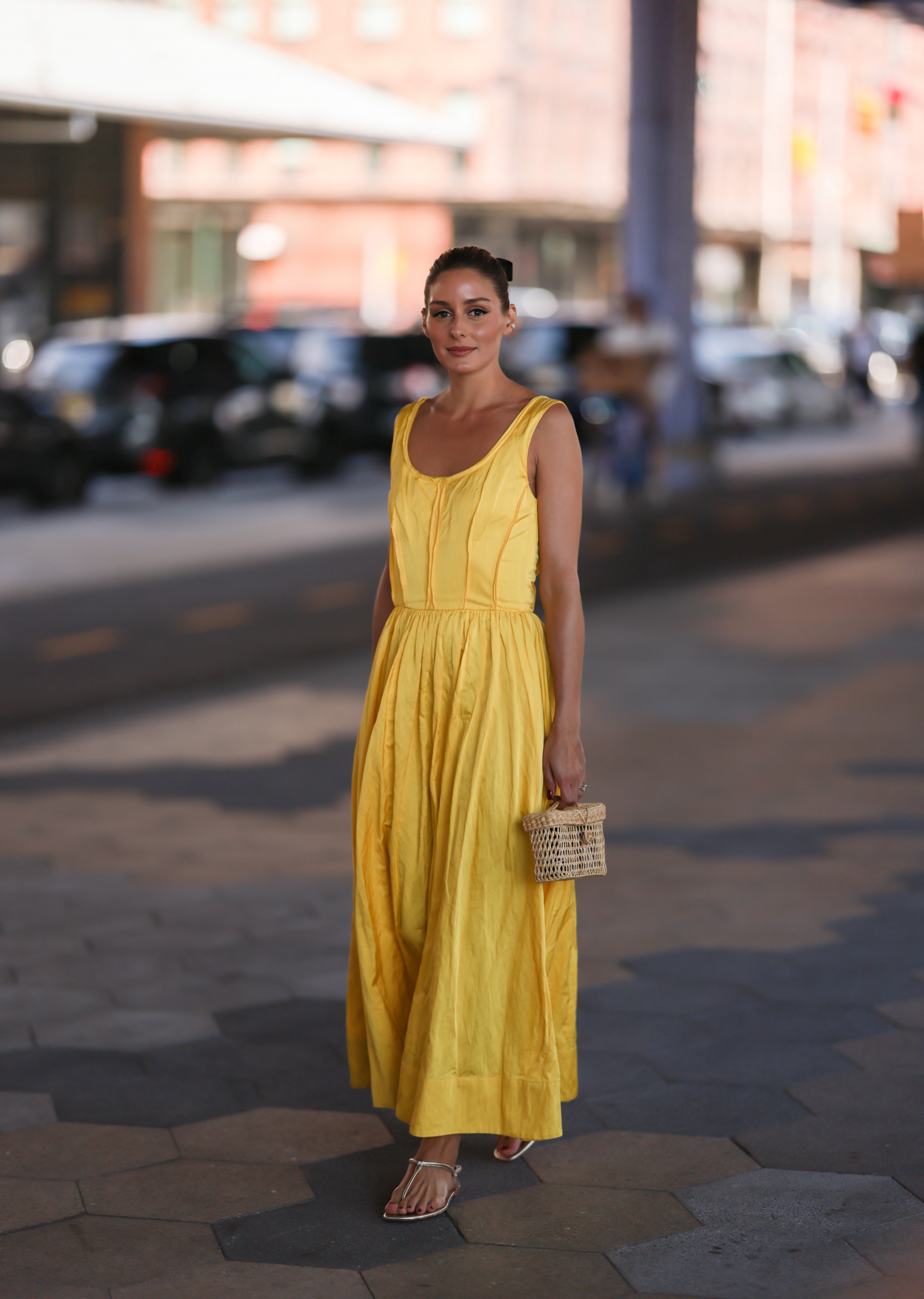Olivia Palermo torebkę koszyk nosi z sukienką w odcieniu słonecznego żółtego / Fot. Jeremy Moeller/Getty Images