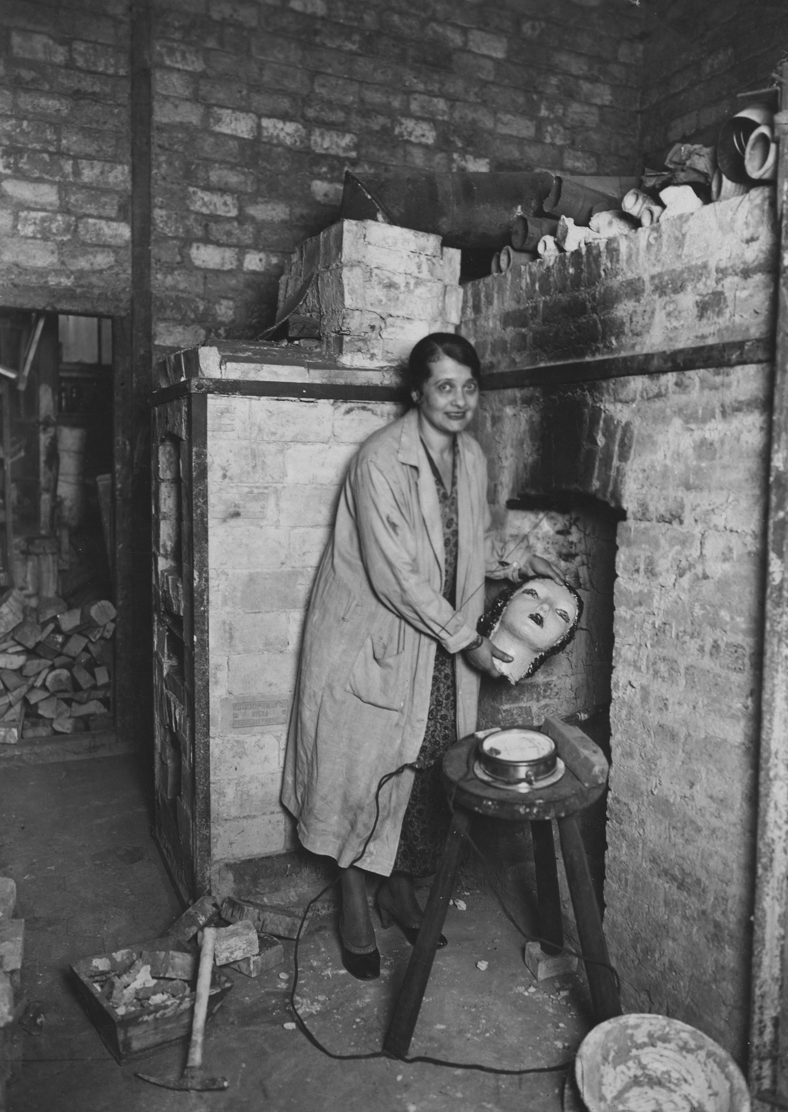 Fot. Mika Mickun w swojej pracowni, 1929 (Narodowe Archiwum Cyfrowe)