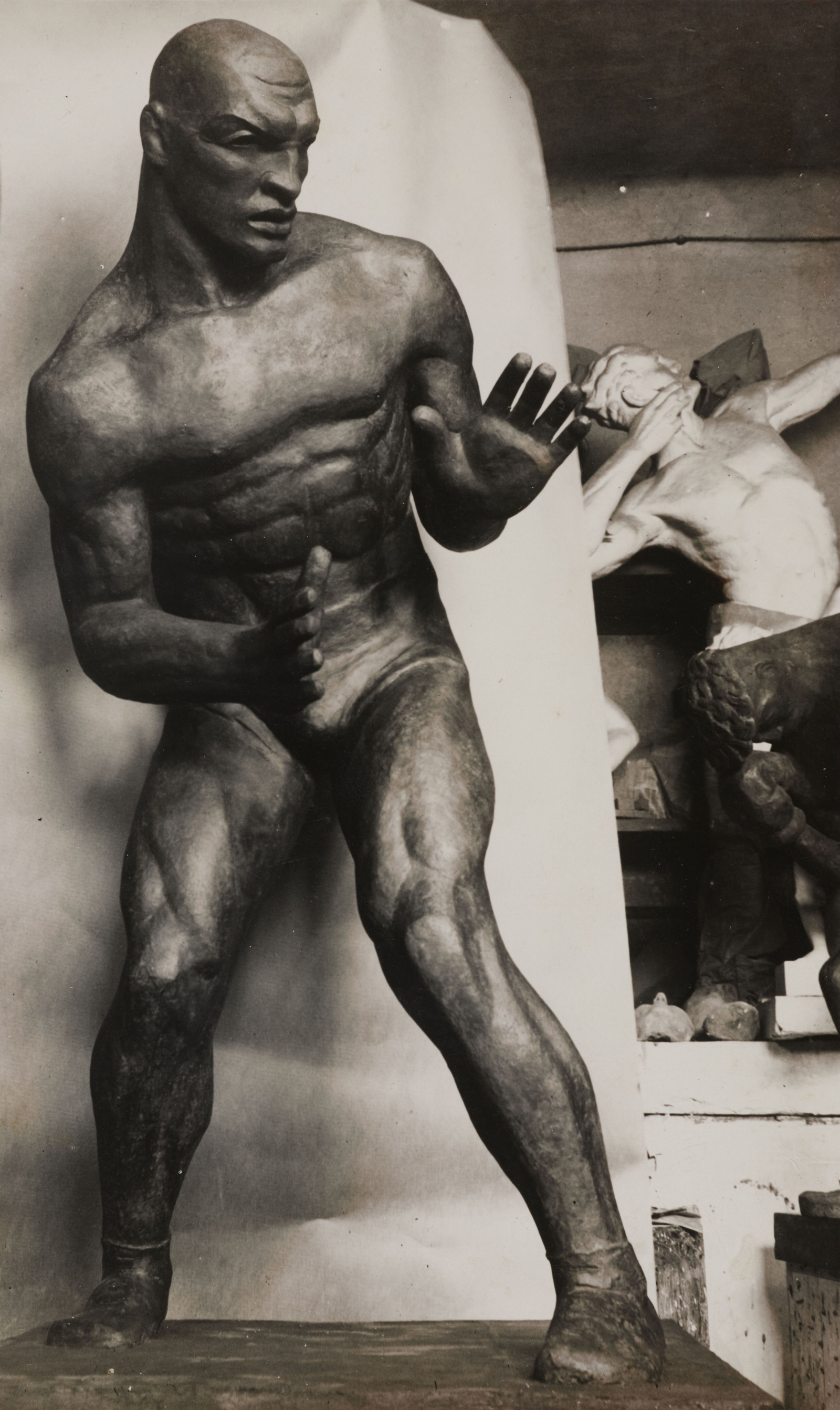 Olga Niewska, „Atleta” (fotografia rzeźby w pracowni), ok. 1936 (Fot. Edward Koch, Muzeum Narodowe w Warszawie)